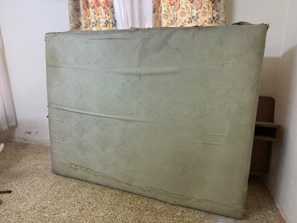 غرفه عراقيه قديمه نجاره يهوديه خشب صاج ثقيل للبيع لاستفسار ***********
