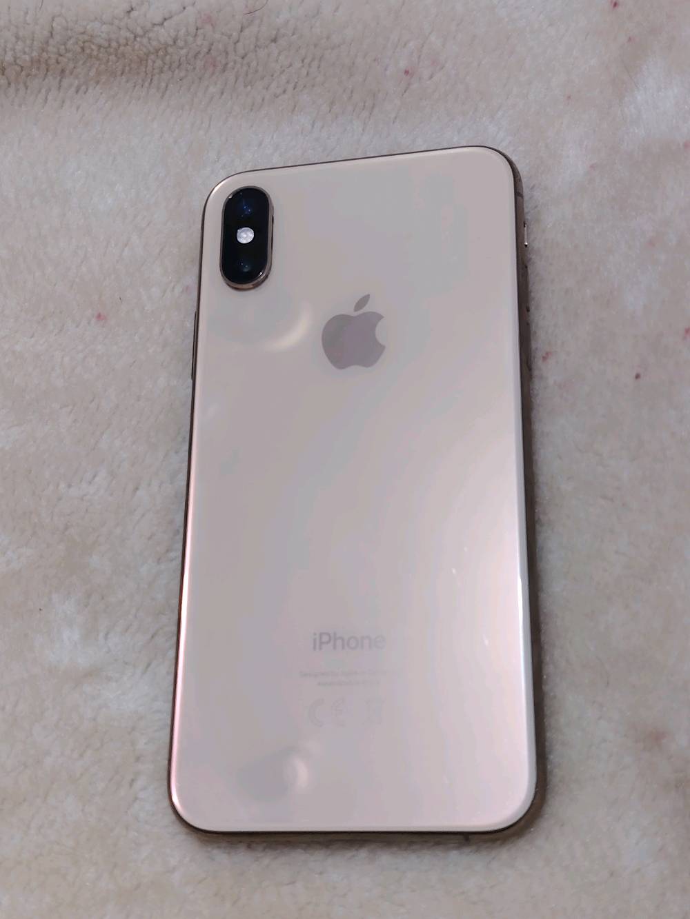 iPhone XS
الذاكرة :  256

اللون : ذهبي

الشاشة : بلادي ثلاث خيارات + فيس ايدي شغال

البطارية : مستبدلة فقط 100% + فطر بالجامه مال الكامره الخلفية وما مأثر عليها هذي للأمانه الباقي بلادي 

الملحقات : فقط كارتون 
السعر : 160 قفل

يوجد توصيل فقط الي يريد يشتري يراسلني