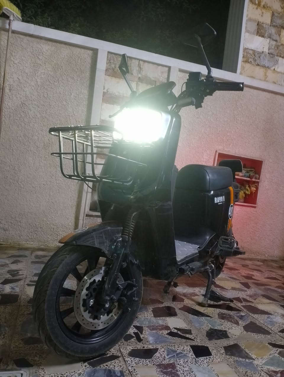 السلام عليكم. 
دراجه شحن ما بيهة نقص اي شي ماشيه شي قليل دراجه جديده بيهة لايت زنون اشاير صفر عاليه 
ملاحضه اني ما اعرف بيهن شتريتهة بس ما اعرف بيهن دراجه نضيفه كللش وكامله من كلشي مبيهة نقص اي شي 
س300وبيهة مجال... 
***********

