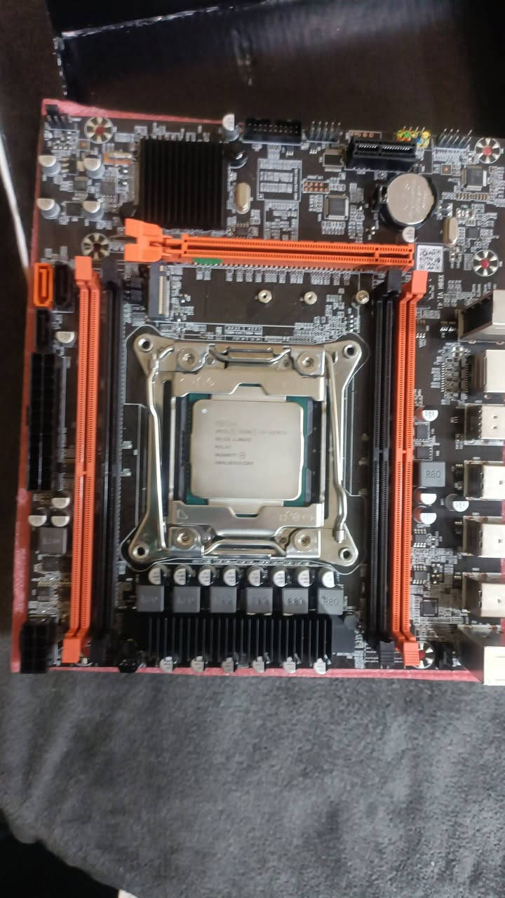 مذر بورد 99x+ معالجIntel Xeon E5-2670 v3  قابل للتطوير من فئته  +ram16g ddr4 2600h للتواصل راسلوني واتساب *********** السعر 100,, وبي مجال
