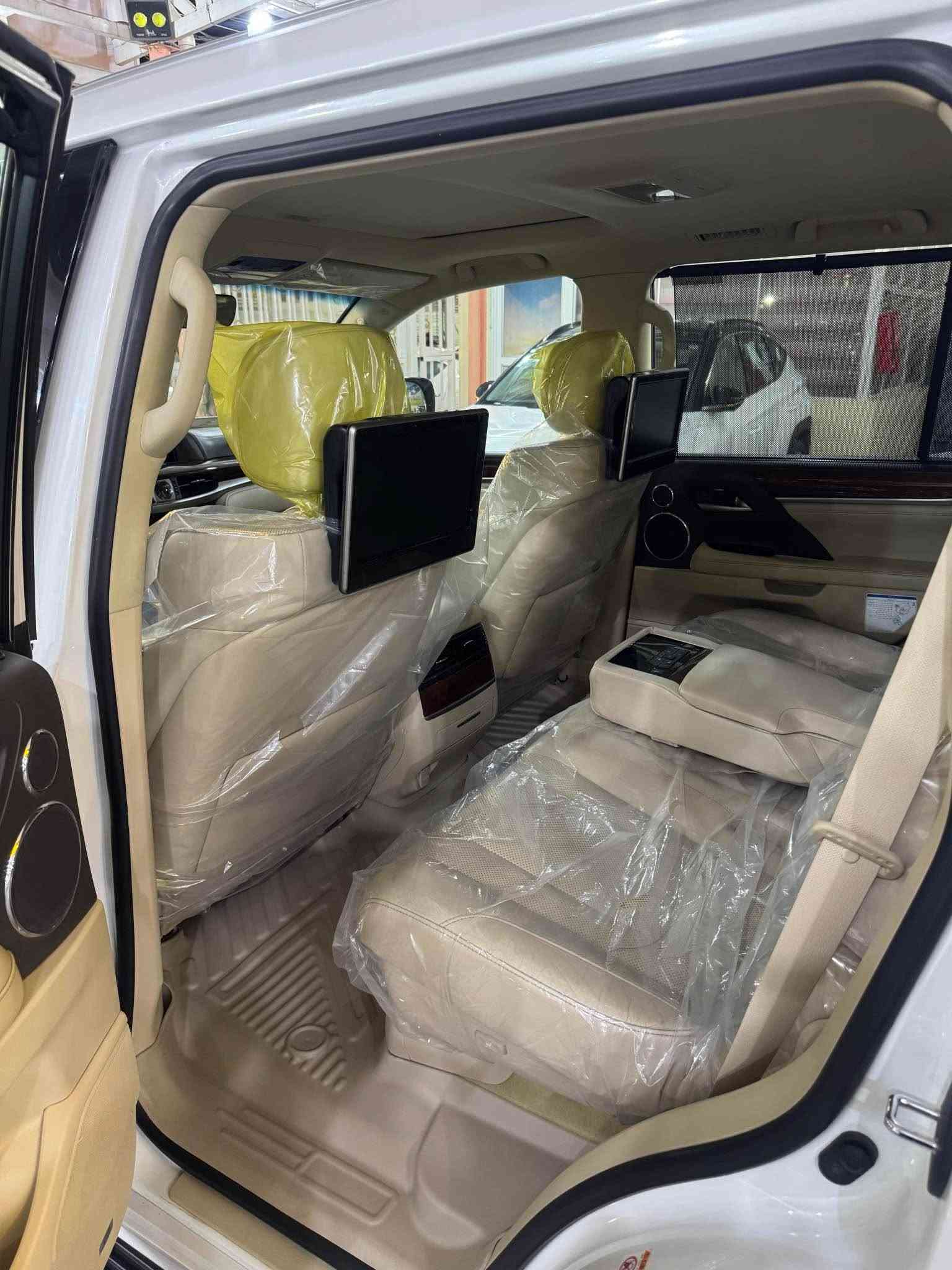 سلام عليكم 
لكزس LX5700  فول مواصفات 
موديل 2019
سيارة بدون نكراش سيارة استعمال اربيل 
رقم اربيل بسمي هزة وفحص جديد 
بصمات اثنين مع كارت 
مواصفات لكزس معروفة فول فول للاخير  سيارة داخل بيجي 
 *********** موجود بي واتس اب
*********** النجف, العراق
