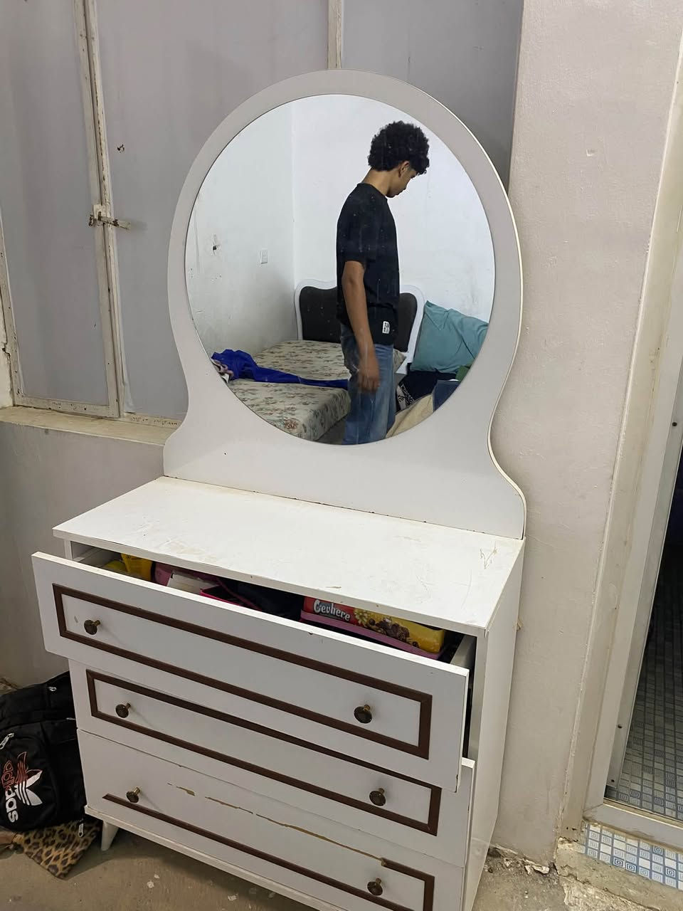 غرفه شبابيه
السعر 100 الف 
مكان داره تو
