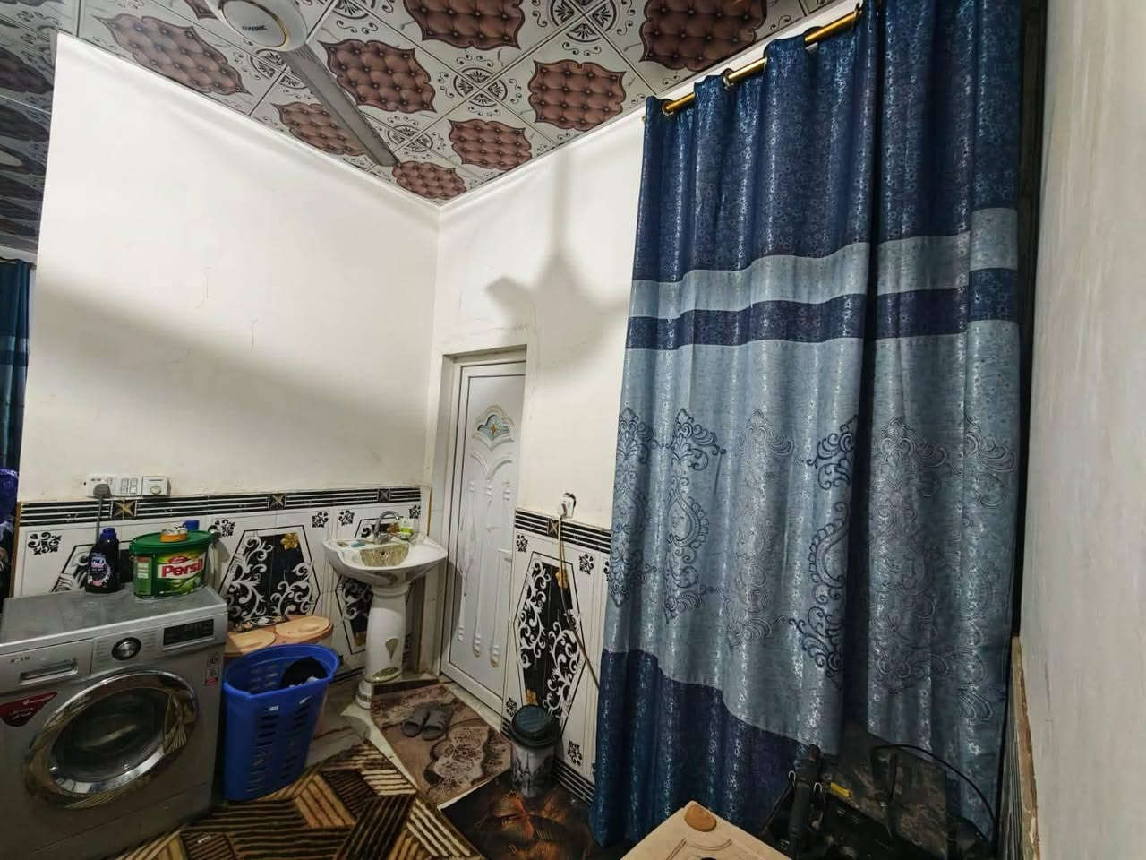 بيت للبيع حي الغدير مقابيل أسواق فطومه 100 متر طابقين كونكريت واجه 5 النزال 20 بي 3 غرف السعر 128 وبي مجال الاستفسار ***********
