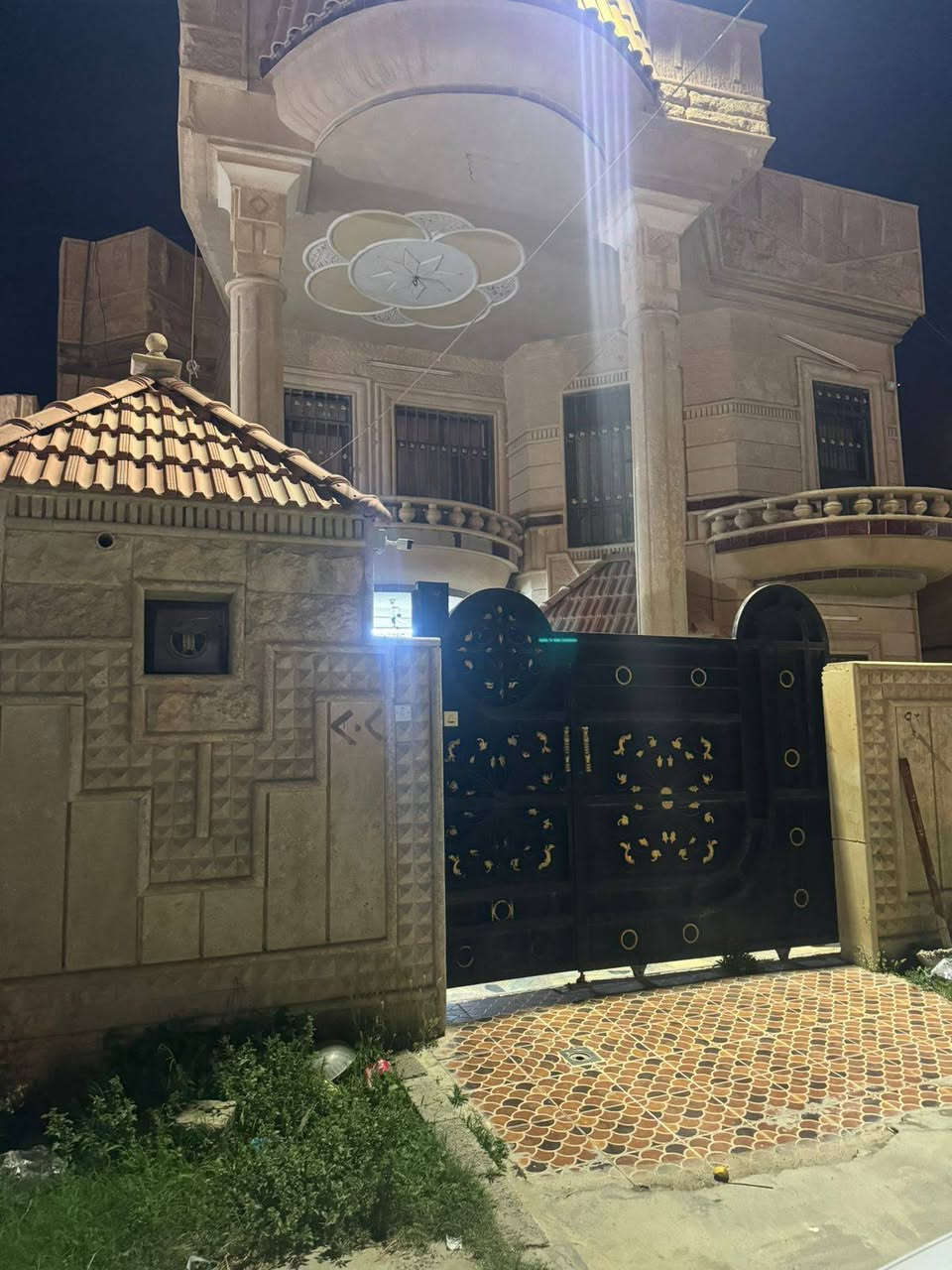 دار للبيع في تكريت #_الزهور الثانية  #_حولي الزهور
#_قرب جامع التواب 
مساحة ٢٠٠متر  
شارع ١٥متر    #_تبليط   #_ومقابيل حديقة 
#طابقين يحتوي على    👈  (  5 غرف نوم   ) 
#مطبخ حار وبارد 
#حمامات داخلية وخارجية  
#ارضية كاشي مطعمة بمرمر 
#أبواب خشب صاج كتائب حديدة كامله للبيت 

السعر /  183  مليون وبي مجال 
 الاتصال على الرقم التالي 
***********
