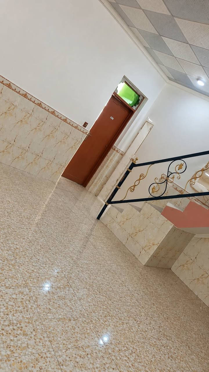 بيت للبيع 70 متر ركن عل ساحه 
العنوان حي النداء  شارع 60 شارع مجمع بيتي 
منطقة 52 
يتكون من غرفه وصاله ومطبخ وصيحات 
السعر 60 وبي مجال 
للأستفسار ‏‪***********‬‏ النجف, العراق
