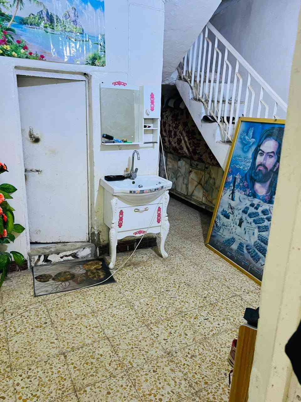 بيت للبيع ملك صرف مساحة 180متر  غرفه صاله هول مطبخ صحيات جوه وغرفه فوك بناء طابوك سقف صب مسلح  عنوان حي الوحده قرب مدرسة نوسيبه البيت صاير بصف ركن  سعر 115وبي مجال ***********
