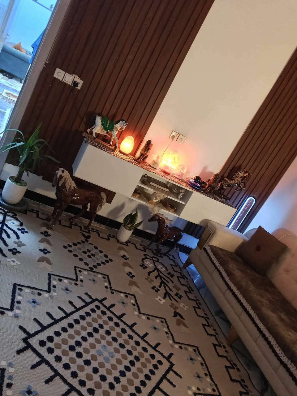 سلام عليكم بيت للبيع زراعي سند25 مساحه 70متر 3غرف  وحدا ارضي  وستقبال مطبخ صحيات 2سطح 2  حولي مثل ما موضح كدامكم العنوان الدوره نهاية شارع 60 اي تفاصيل هاذا اتصال ع هاذا رقم***********
