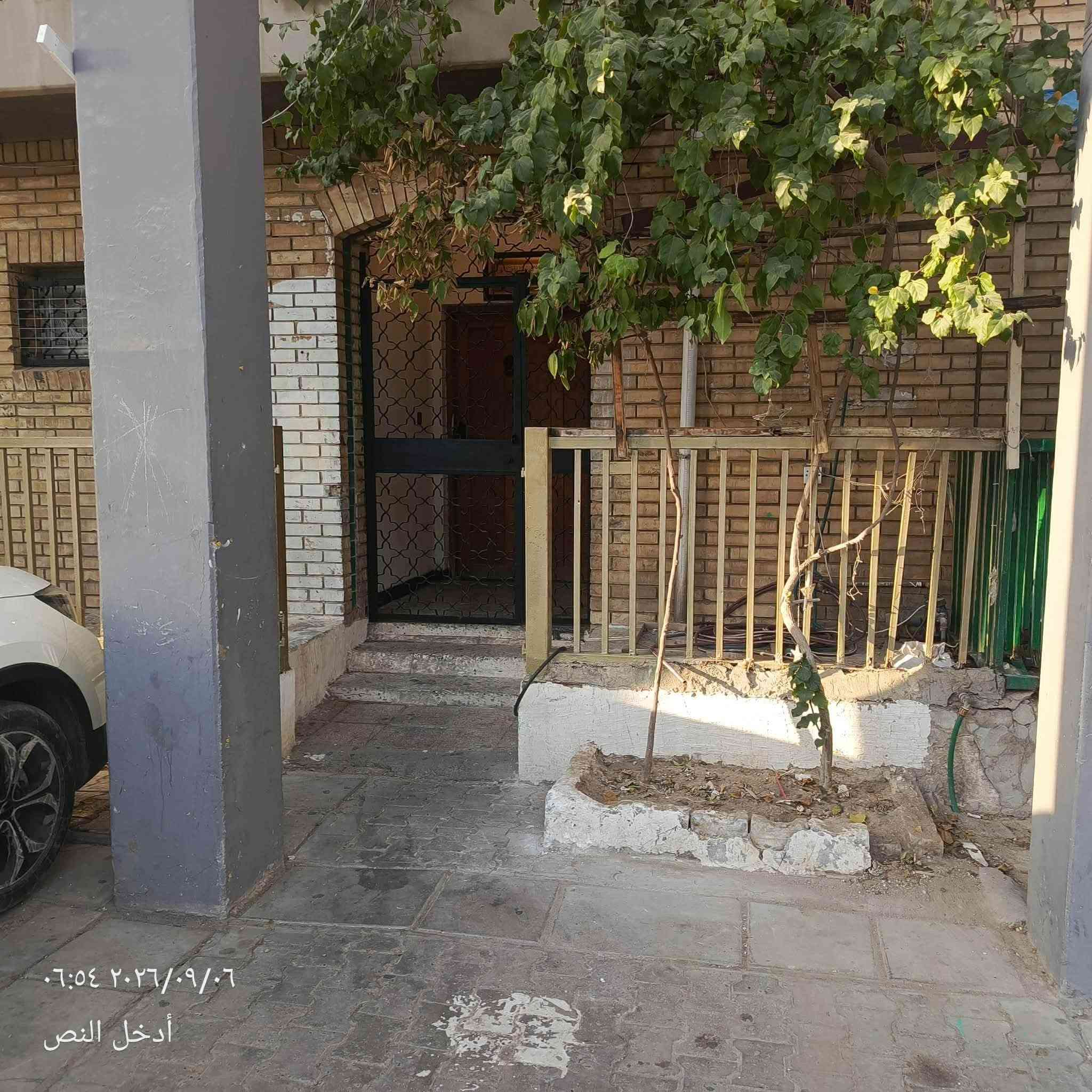 بيت للبيع في سوق حمادة مساحته ١٩٢ متر طابو ملك صرف الواجهة ١٢ متر والنزال ١٦ متر 
اي استفسار اتصل على الارقام التالية ***********          ***********

او تحب تفضل خاص
