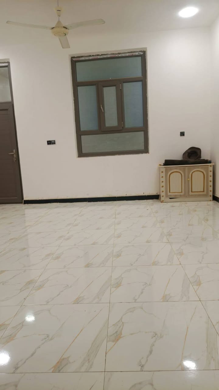 دار سكني زراعي في منطقة المستشفئ التركي مساحه 200م طابقين حديث طابوك كونكريت يحتوي علئ خمس غرف وصاله وديوانيه ومطبخ وصحيات خدمات متوفره شارع 10 م السعر 160 مليون للتواصل *********** عنوان المكتب شارع سايدين مستشفى التركي ،مكتب الكنز للعقار
