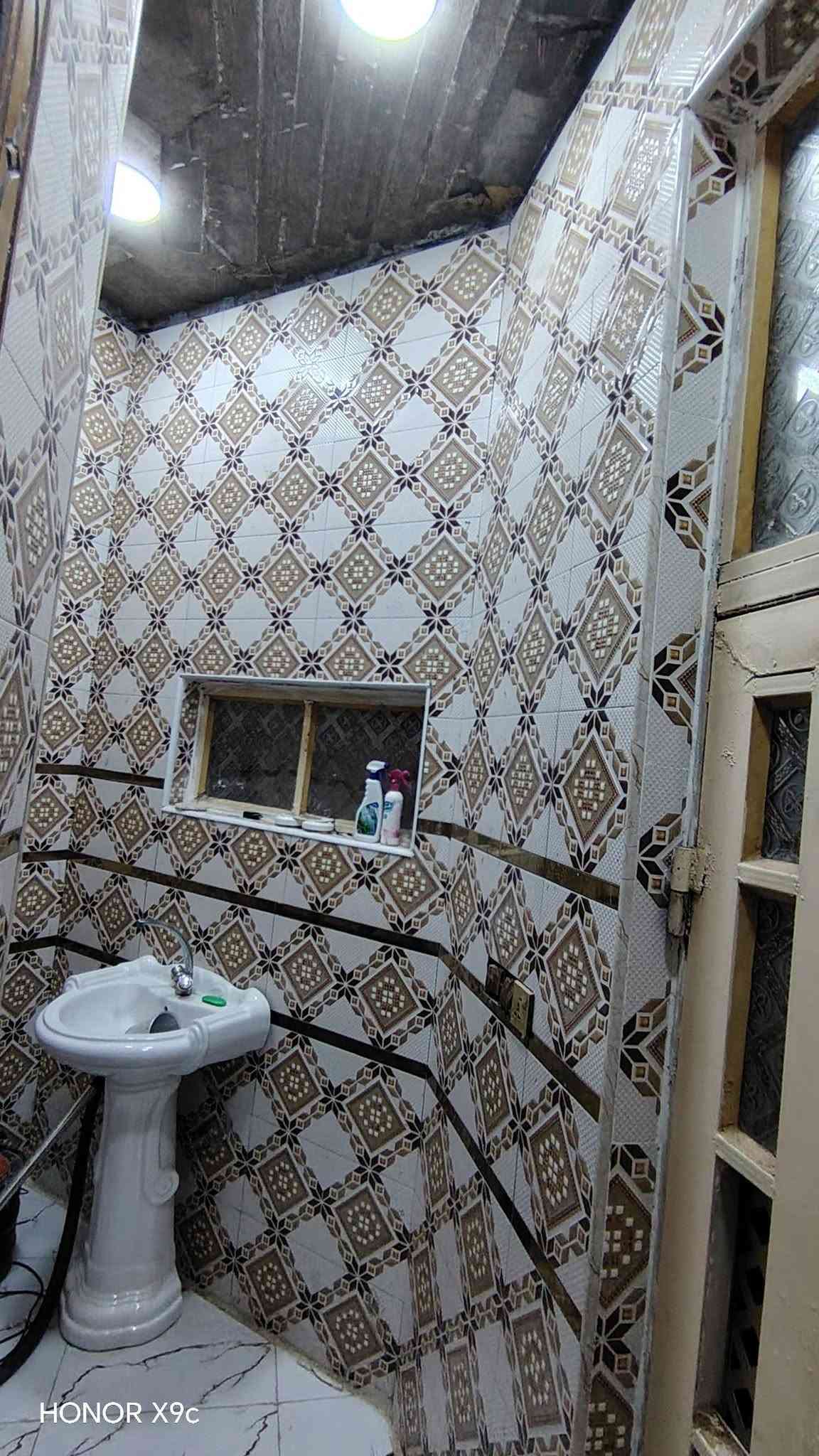سلام عليكم ورحمة الله وبركاته منزل البيع موقع حي فرات طريق سنيه سياحي قرب سكه قطار لاستفسار *********** سند ٢٥ مساحه ٣٤٠ وحديقه ١٠٠ بنيان حديث مسلح كونكريت البيت جاهز يبعد عن شارع العام ٨٠ متر اربع غرف نوم وصاله ومطبخ حار وبارد صحبات جوه وبره لاستقبال مناور كافه خدمات ماي كهربائي مولد شارع

نص مكتوب في الصور:
- HONOR X9c