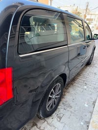 دوج كرفان sxt سبعة راكب موديل 2017 حادثها بنيد و الجاملغ الايمن  ماشيه...