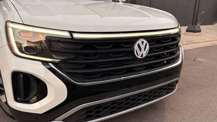 VW ATLAS 2025 SE
٢٠٢٥ ماشي ٣٨ الف 
حادث فقط بنيد صبغ 
بدون داخل و بدون شاصي 
أرباك ستيرن و بردة طاك رجع بلادي 
مواصفات
 SE 4MOTION فور ويل 
أمامي و خلفي LED ليد بلادي 
رادار أمامي و خلفي 
حساس خلفي و جانبي 
كاميرا صندوق شفت 
أبواب بصمة 
حجم ويل ١٩ اينج 
داخل  سيارة 🚘 
٧ راكب داخل ساج 
كشنات جلد و تدفئة و تبريد
شاشة كبيرة كيج أليكتروني 
تبريد مركزي باب خلفي بردة بلادي 
مكان سليمانية
سيارة رقم كاتي  (سليماني، أربيل ،دهوك)
سعر ٢٧٠$ ورقة و بيها مجال 
*********** واتساب
