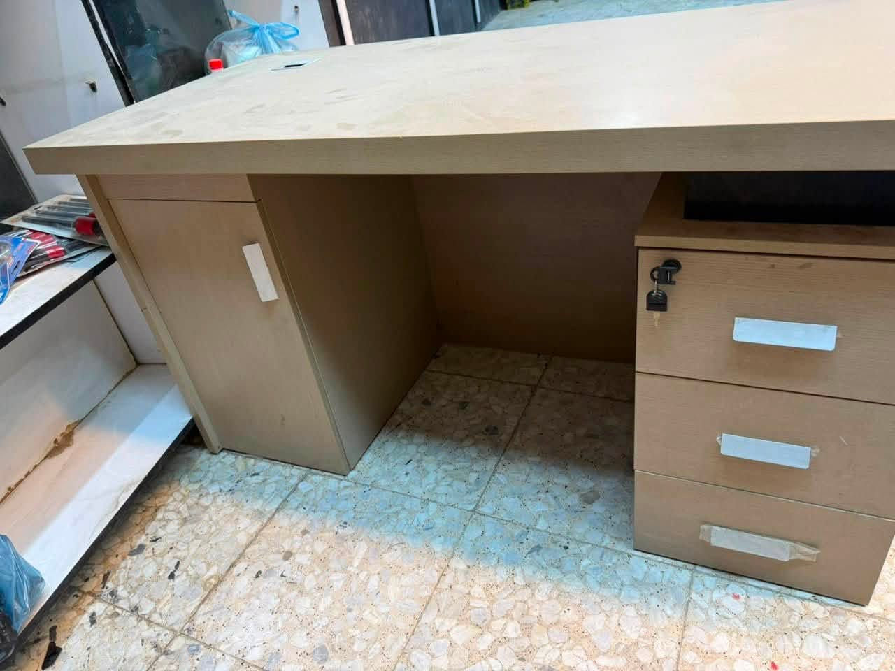 سلام عليكم ميزين للبيع 
طول٧٠ سم 
ارتفاع ٧٥ سم 
عرض١٤٠ سم
لبيجي سعرة ١٢٥ 
ولاسود ٩٠ الف 
كرسي ٢٥ قفل 
مكان بعداد الدورة 
***********
يوجد توصيل بكروة
