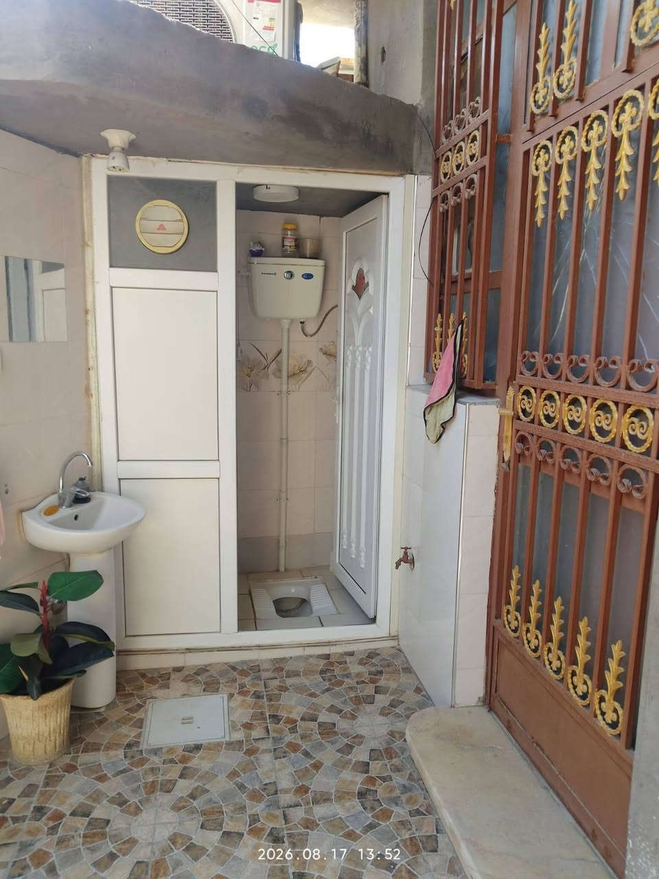 السلام عليكم
بيت في ابو خستاوي شارع سيد علي 
مساحتة ٨٥ متر طابو زراعي سند ٢٥ 
غرفتين نوم (فوك وجوه) ومطبخ وصاله وكلدور
الكاونتر مع البيت 
السعر ٥٠ وبي مجال
للاستفسار
***********
***********
