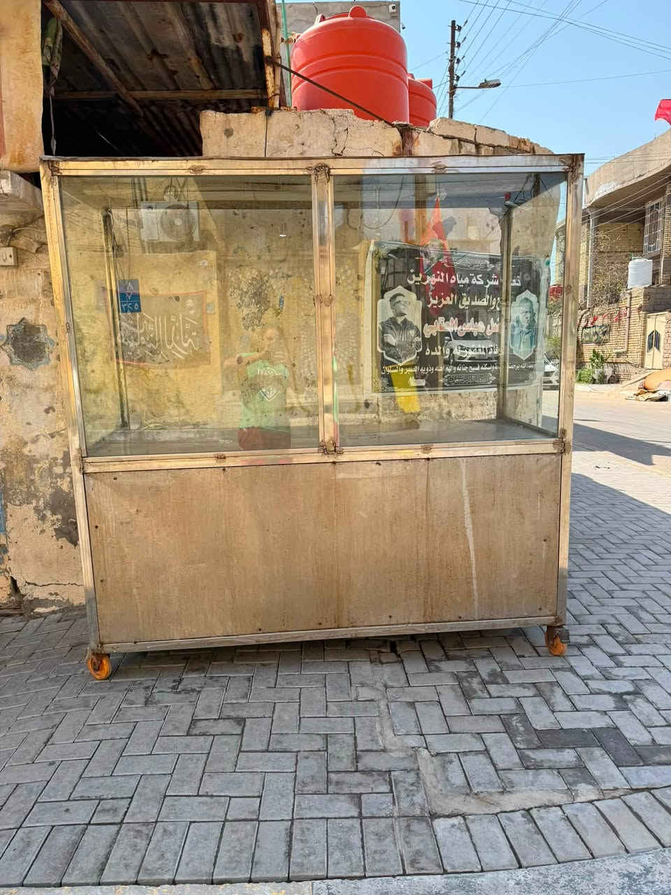 أغراض مطعم للبيع العنوان خمسه ميل شارع الميثاق الاستفسار ***********

