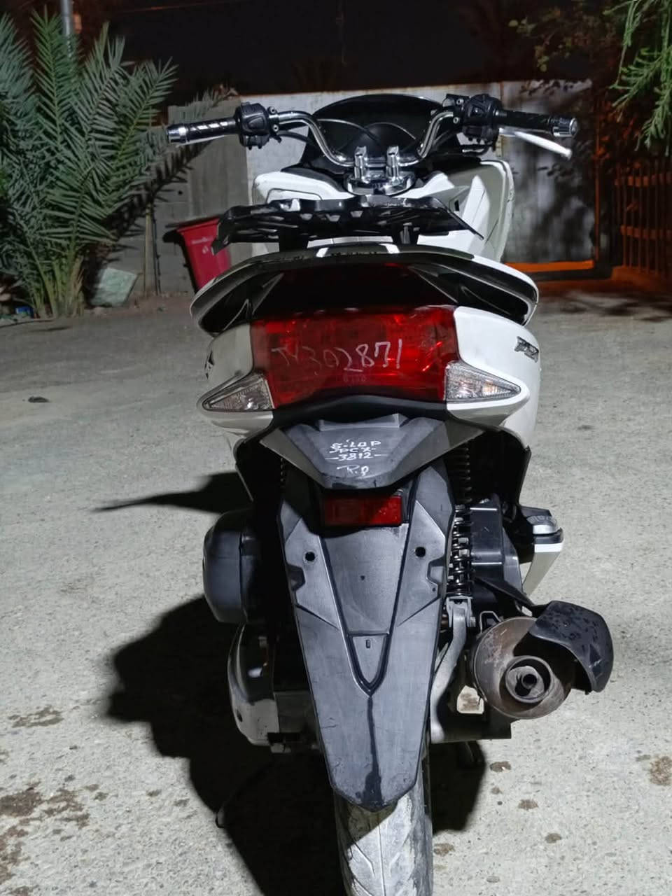 السلام عليكم 
دراجة PCX جيل ثاني بصمة مكينة 150ccدراجة خير من الله حساس ازدحام A استان حساس نقص بريك أمامي اللون ابيض صدفي مميز ماشية 36 حقيقي السعر 10$
رقم الهاتف *********** مكاني بغداد حي اور سبع قصور
