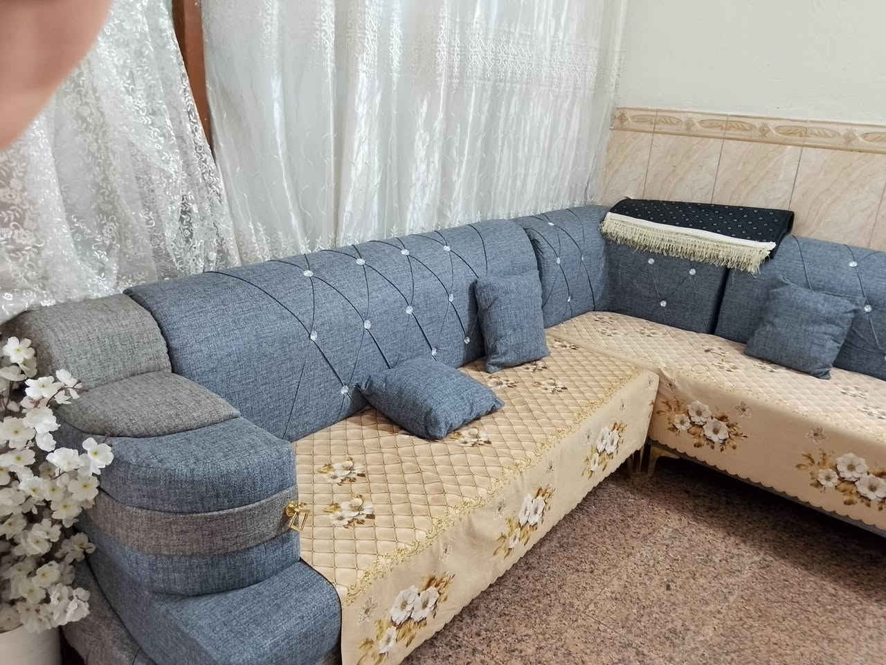تخم ديوان للبيع جديد صار أسبوع من ماخذه 
يجي ويا  طبلة وكوشات ٦ نفس اللون
الاستفسار عل  ***********

