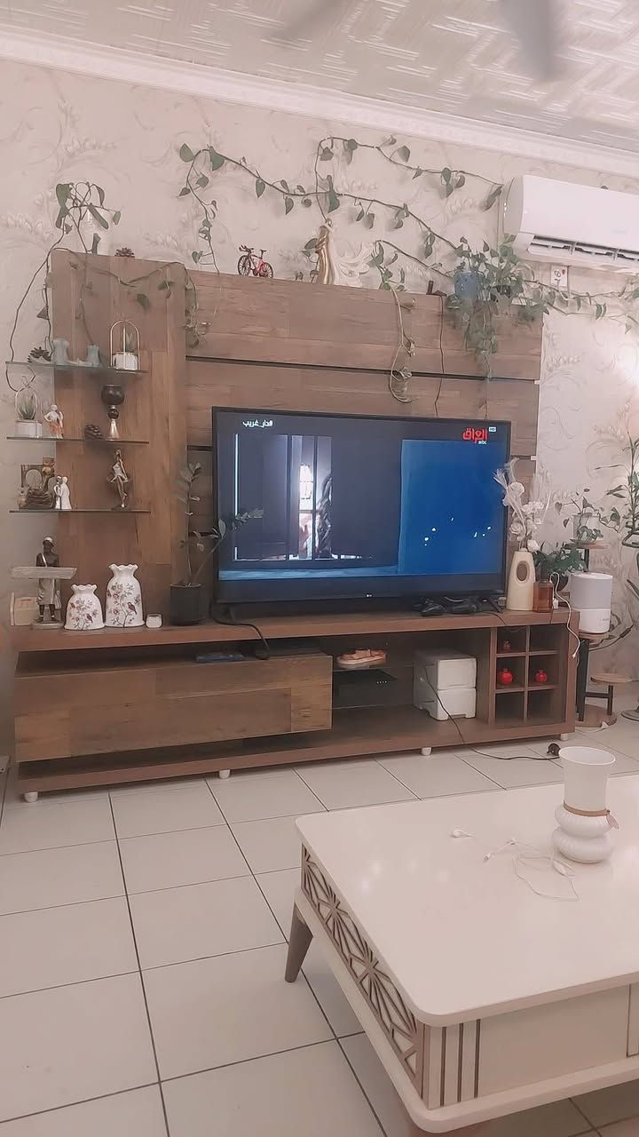 السلام عليكم ميز شاشه كبير طوله مترين وربع رايده بسعر 150وبي مجال بسيط مكاني بسمايه بغداد ***********
