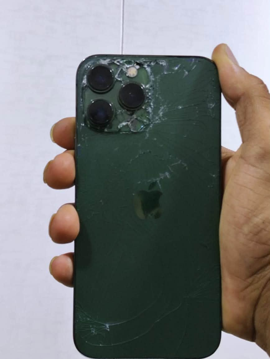 ‏iPhone 13 Pro Max
ذاكره 256
شرق اوسط
بطاريه 79ابلادي جهاز مال بيت 
فقط الضهر مكسور 
مكاني حله لايوجد توصيل 🚚 
ابي غرق 
الرقم ***********
السعر.   (630)
