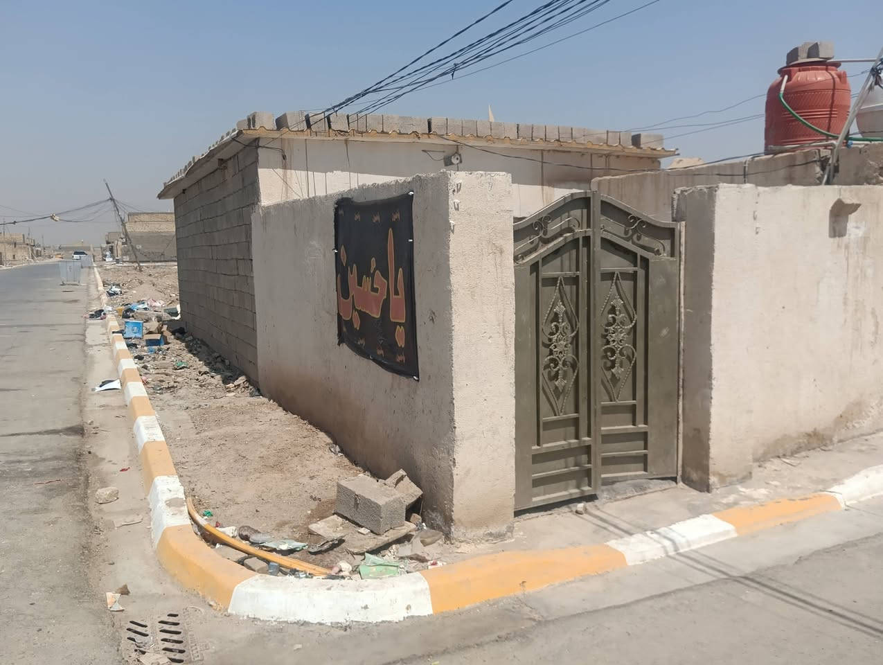 السلام عليكم بيت للبيع تجاوز لا معوض ولا شي حي الموظفين بصف الصحفين مكان كلش حلو كامل خدمات البيت سيراميك  يحتوي علا غرفه 5 متر صاله 5 متر طرمه وصحيات شراي تصل هذا رقمي ***********
