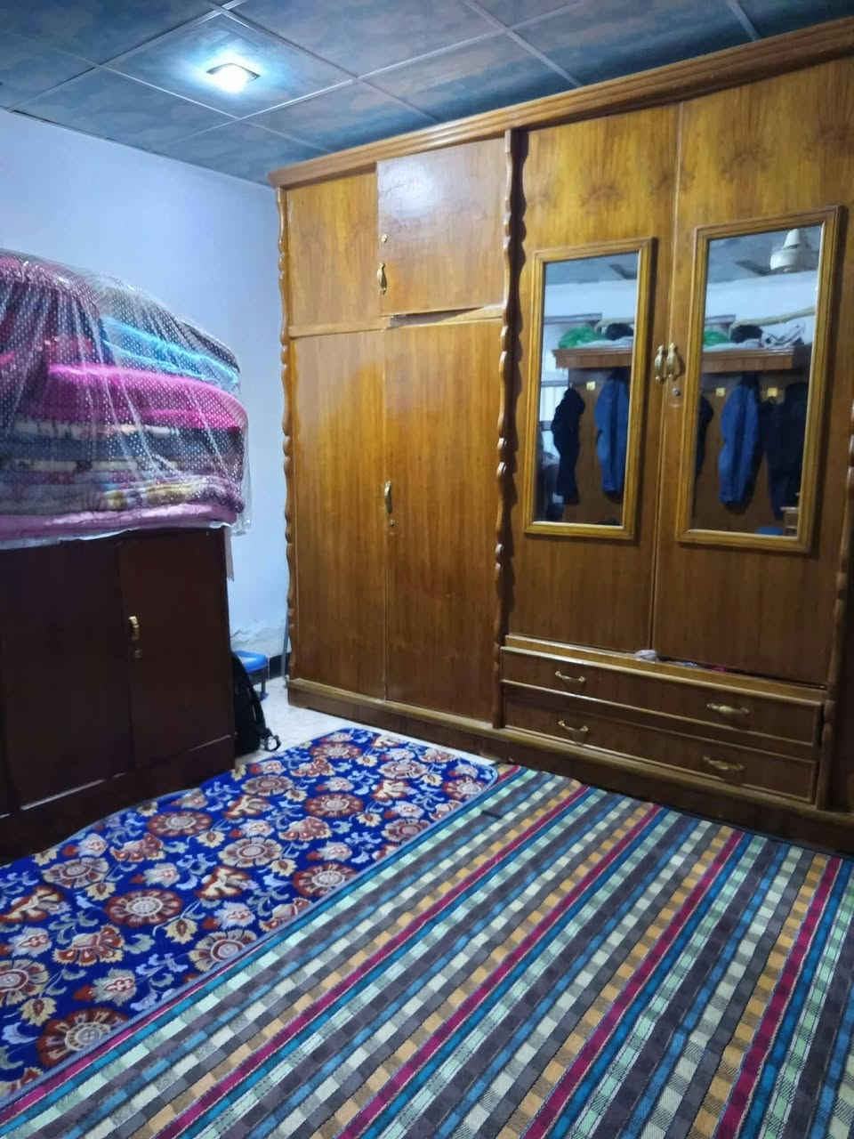 مشتمل للبيع مساحته ٨٠م في العزة الجديدة على الشارع العام طابقين متكون من اربع غرف نوم واستقبال ومطبخين وصحيات داخلية وخارجية السعر ٧٥ وبي مجال
