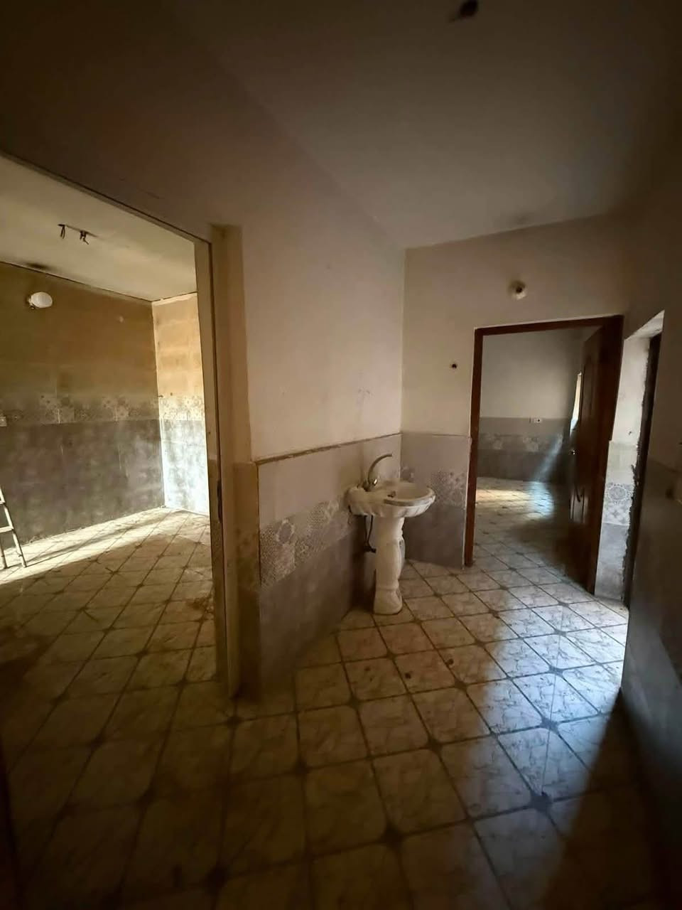 للايجار ١٥٠ متر يحتوي صاله مطبخ خدمات صحيه و٣ غرف نوم ايجار مليون قرب شارع نخيل ***********
