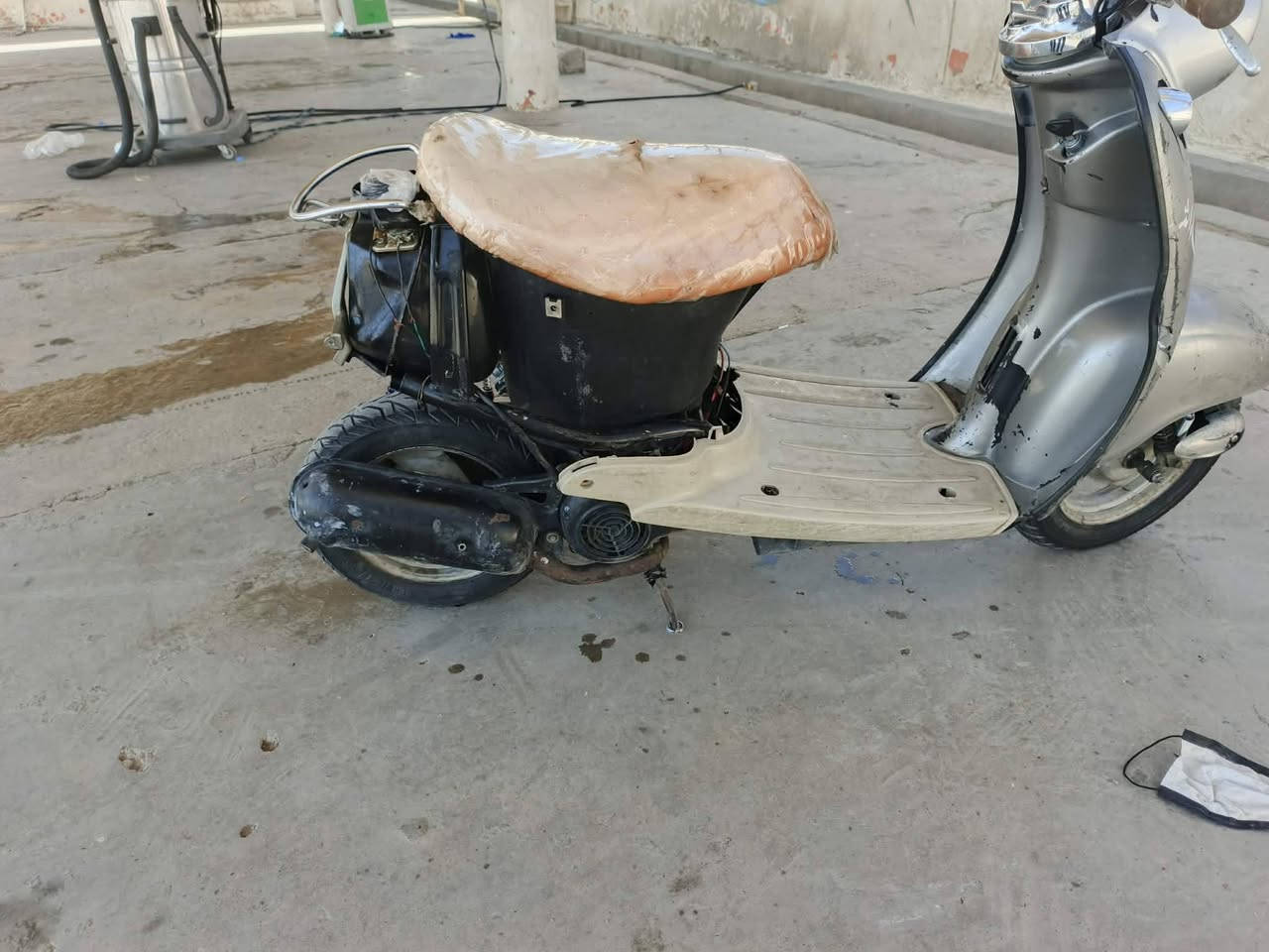 لەسەر ئیزنی ئەدمینی بەڕێز ماتۆڕی باجی عەلیم😂 زۆر مەزبووتە بەس قەباخی دووەوەی ئەوئ کەبلیتەرو تایەی تازە ١٣٠هەزار قفڵ گۆڕینەوەش ئەکەین ماتۆرەکە جا ئیز و بیکیشەیە  لە سلیمانیم ***********
