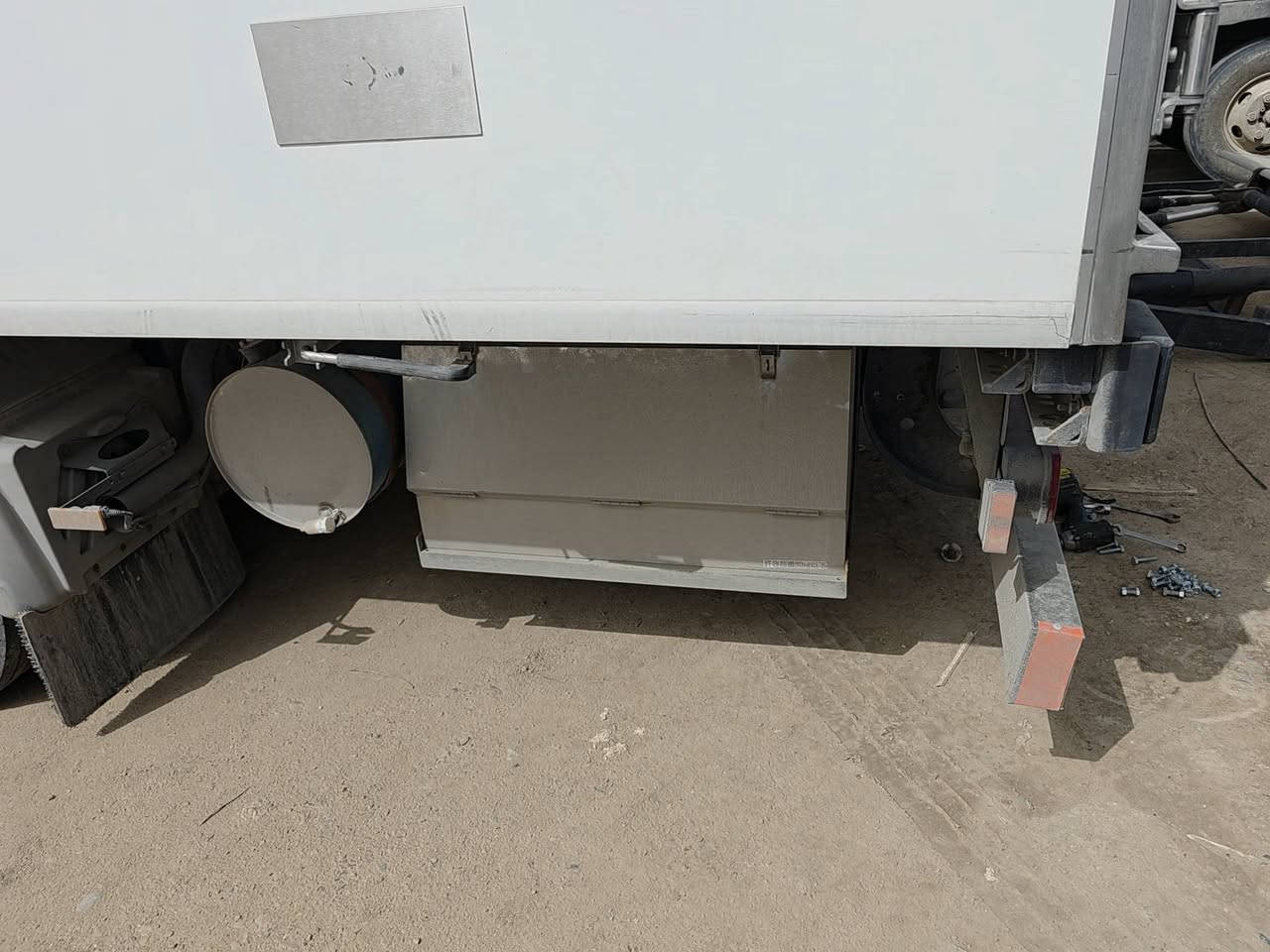 دعامية هية وقوعدهة جيب وشد وصندوق ستيل صندوق حتة جوة السبايدر يكعد واذا اكو باب جك عادي يرهمن مراوس  ***********
