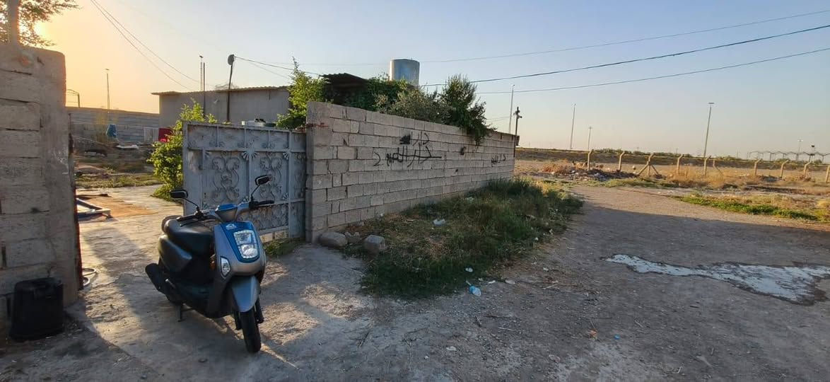 بيت للبيع مساحه 370 غرفت نوم مطبخ صحيات حديقه كراج عنوان كركوك حي خضراء ***********
