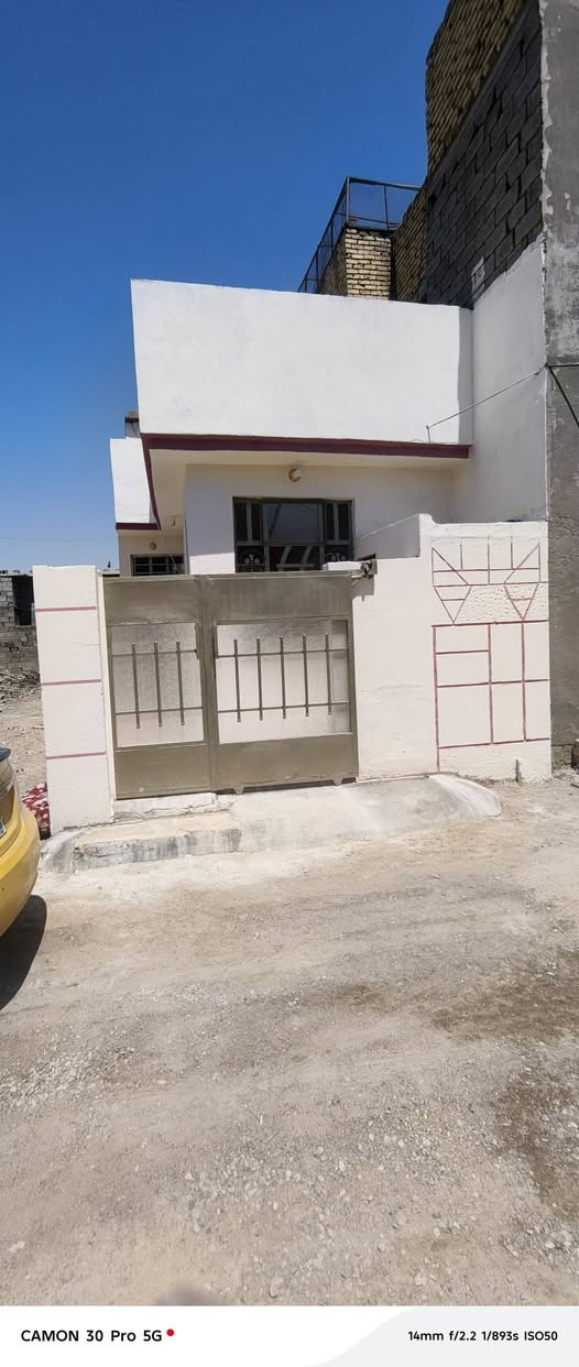 بيت للبيع منطقه الخماس قريب من الشارع العام خلف المعارض يبعد عن الشارع تقريبا 100متر البيت استقبال مطبخ صاله غرفه نوم منور صحيات البيت مرتب بي غرفه الطابق الثاني ما كامله يرادله شي بسيط وتكمل البيت 100متر مي كهرباء كله كامله ***********/***********
