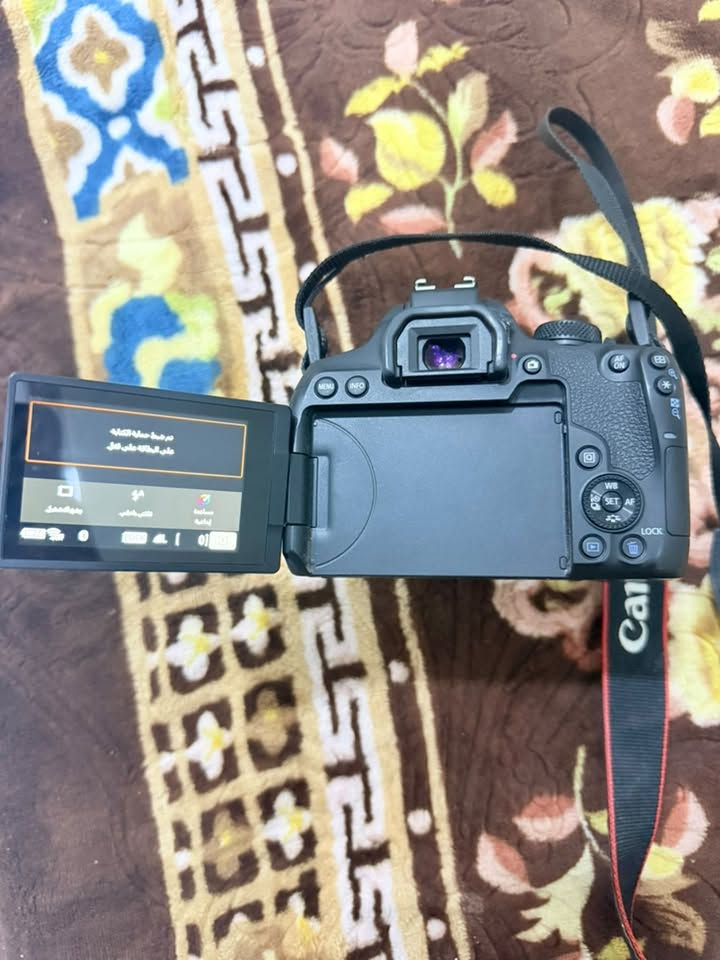 كأمره كانون 850d
زوم 18-55 
بطاريه وشاحنه جوكر 
شاشه لمس 
نضافه 95 ‎%‎
اخذتها قبل فتره وما استخدمتها شي قليل 

* 📷 الدقة: 24.1 ميگابيكسل.
* 🔲 الحساس: APS-C CMOS.
* ⚡ المعالج: DIGIC 8.
* 🎯 الفوكس: 45 نقطة AF، مع Dual Pixel CMOS AF وميزة تتبع العين.
* 🚀 التصوير المتتابع: حتى 7 صور/ثانية تقريبًا.
* 🎥 الفيديو: 4K بمعدل 24/25 إطار، وFull HD حتى 60 إطار/ثانية. 
* 📱 الشاشة: لمس وقابلة للتحريك، مفيدة جدًا للتصوير من الزوايا الصعبة.
* 📡 الاتصال: Wi-Fi وBluetooth.
* 🔭 العدسات: تقبل عدسات Canon EF وEF-S.
* 💾 الصور: JPEG وRAW بصيغة CR3.
* 🔍 عامل القص: 1.6× بسبب حساس APS-C

*********** الرقم بي واتساب فقط
