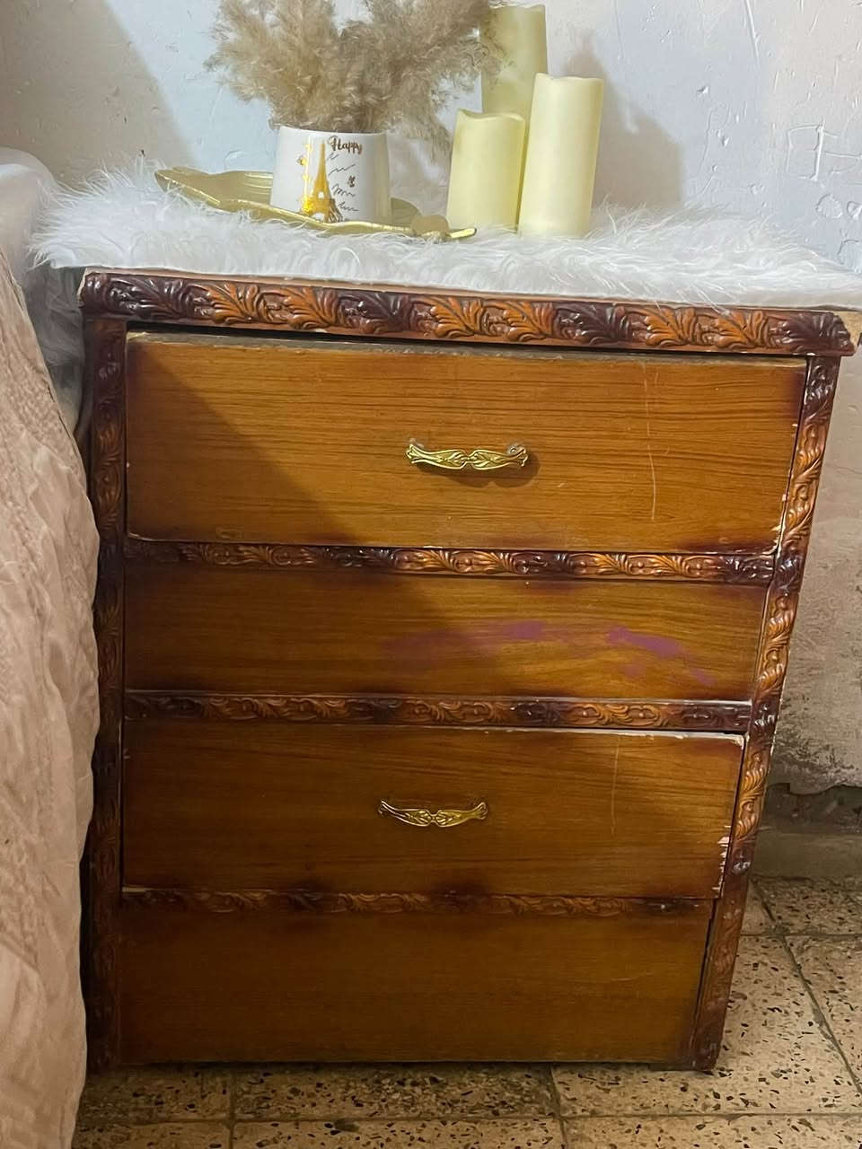غرفة نوم للبيع ب ٣٠٠ قفل داخل وخارج صاج بدون صومية ٥ قطع وهدية الرفوف الزجاج مع الغرفة للتواصل عبر الرقم ***********
