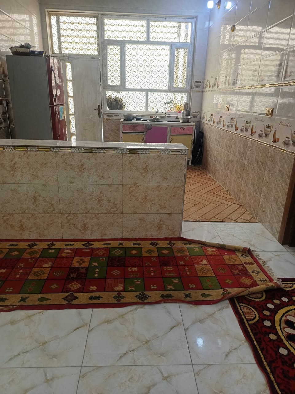 السلام عليكم بيت ملك صرف كربلاء حي الساهرون على مدرسه ركن غرفتين نوم إستقبال صاله مطبخ حار بارد صحيات كامله طابق ونص 125متر***********
