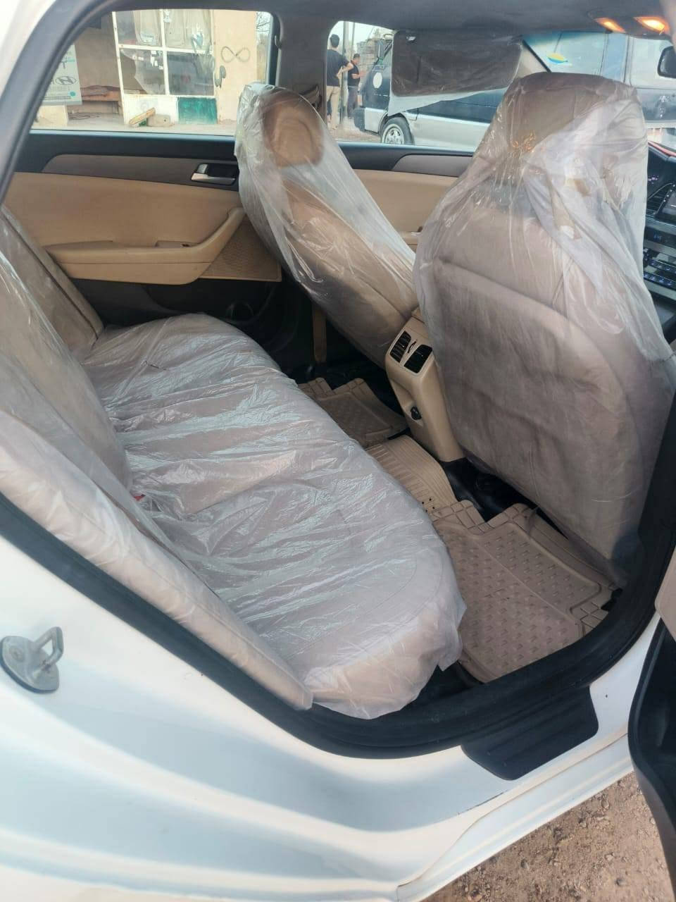 سوناتا خليجي
موديل ١٥
مكفوله كفاله عامه ماعده الموضح بلصوره 
سياره تحكم جهتين 
حساس خلفي 
تبريد قطعتين ثلج خير من الله 
٣انظمه قياده 
داخل جلد كرسي كهرباء
ومري شفط 
سنتر لوك 
كامره خلفيه 
شاشا 
لون ابيض صدفي 
محرك 2400دوش 
سياره مال بيت نضيفه 
تجي وتشوفه احلئ من صوره 
وسياره بعد بيهه مواصفات وخليجي معروفهه مواصفاتهه
رقم بغداد شرط تحويل ثاني يوم 
السعر 155 وبيها مجال حك جيه 
استفسار ***********
