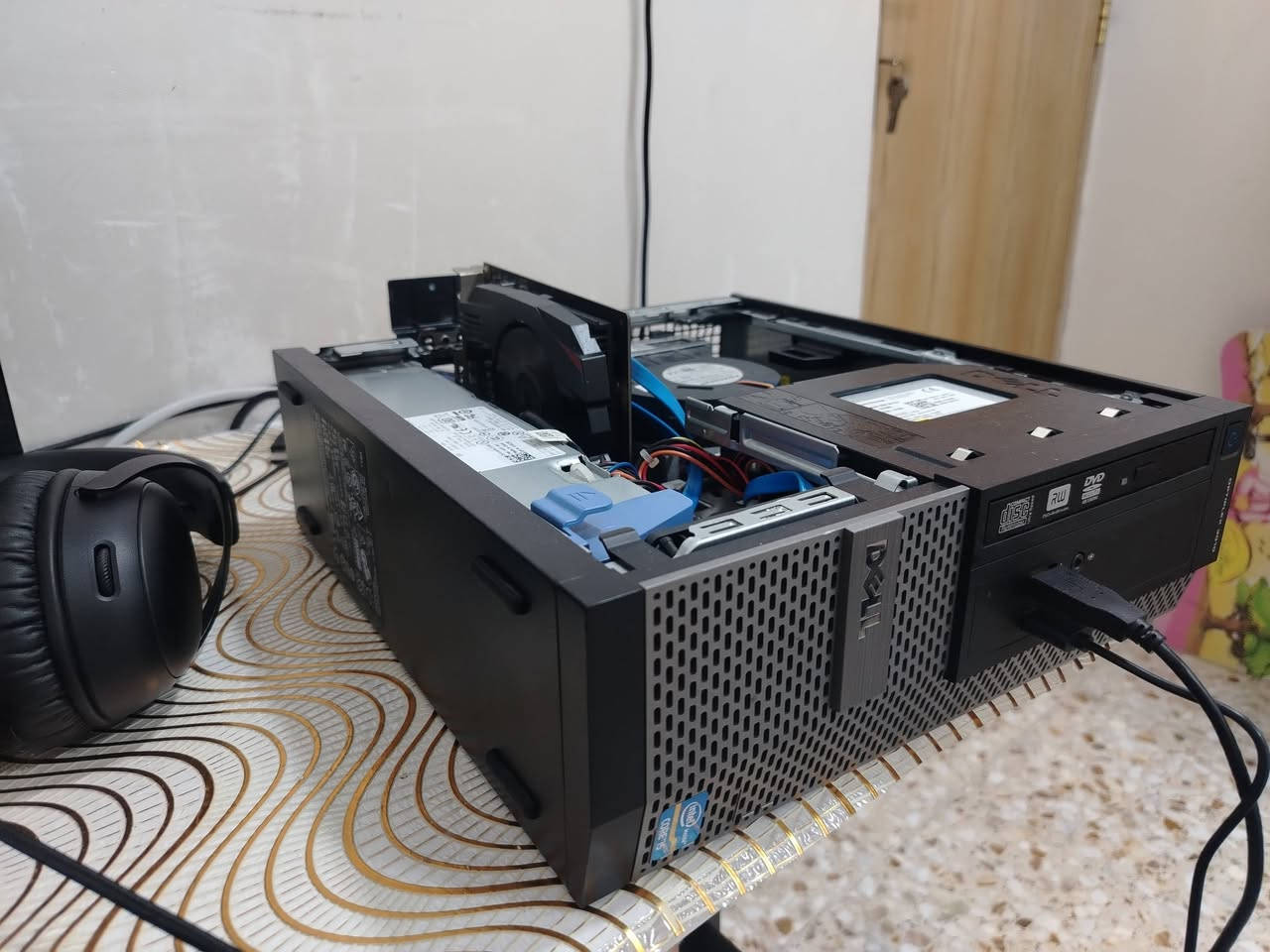 حاسبة مكتبية واقتصادية للبيع
المواصفات:
المعالج: Intel Core i5 (جيل ثالث)
كارت الشاشة: NVIDIA GeForce GT 1030
الرام: 8GB DDR3 جديد
التخزين: هارد SSD سريع جديد
الأداء والاستخدام: ممتازة للتصفح، الدراسة، البرامج الخفيفة، والألعاب البسيطة.
الحالة: نظيفة وشغالة تمام بدون أي مشاكل.
السعر: 200 لف دينار. وبيهه مجال
المكان: بغداد.
للتواصل: [***********]
​ملاحضه( مهمه الحاسبه بدون غطاء)
تشغل pes 21 و GTA 5
