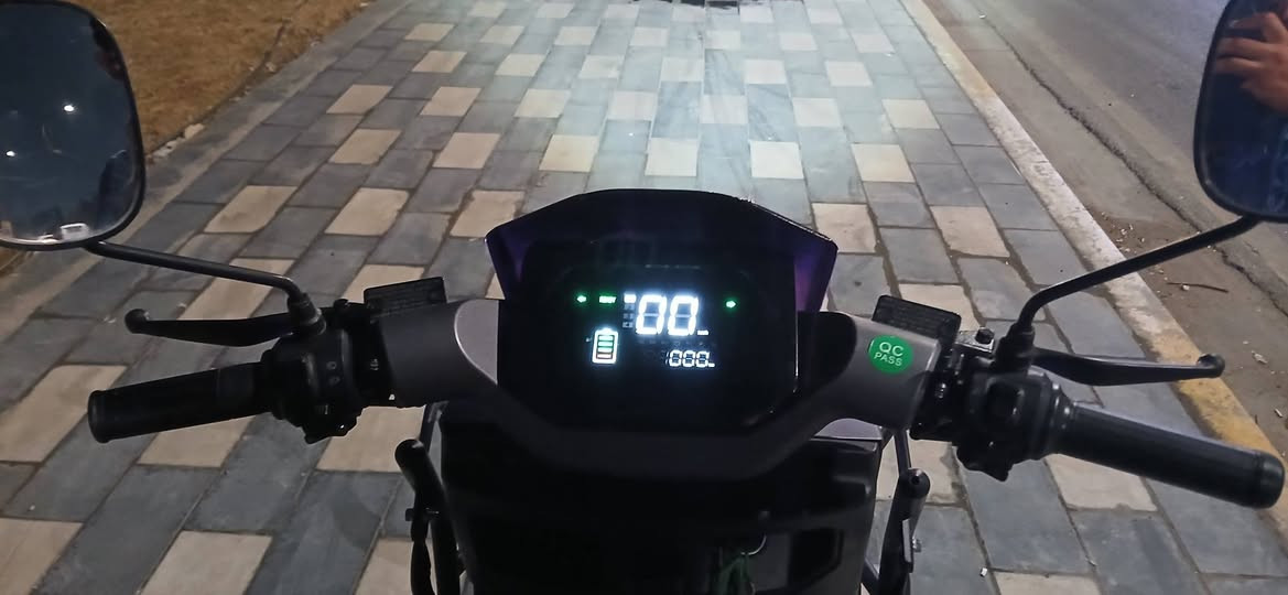 السلام عليكم دراجة شحن للبيع مابيها اي نقص وا اي عطل 
🔋 6 بطاريات كرافين كبار
⚡ الملف 1500 واط
🏁 سرعة 75 كم/س حقيقية
📍 مدى 75 كم حقيقي
⚙️ نظام 3 سرعات
🔌 منفذ USB لشحن الموبايل
🛑 فرامل ديسك أمامي وخلفي
🔐 تشغيل بصمة + ريموت 
🚨 إنذار ضد السرقة
📟 شاشة رقمية كبيرة وواضحة
💡 إضاءة أمامية قوية + إشارات جانبية + هورن

💰 السعر: 850 وبيها مجال
📍 العنوان: بلديات شارع المصرف 
📞 ***********
