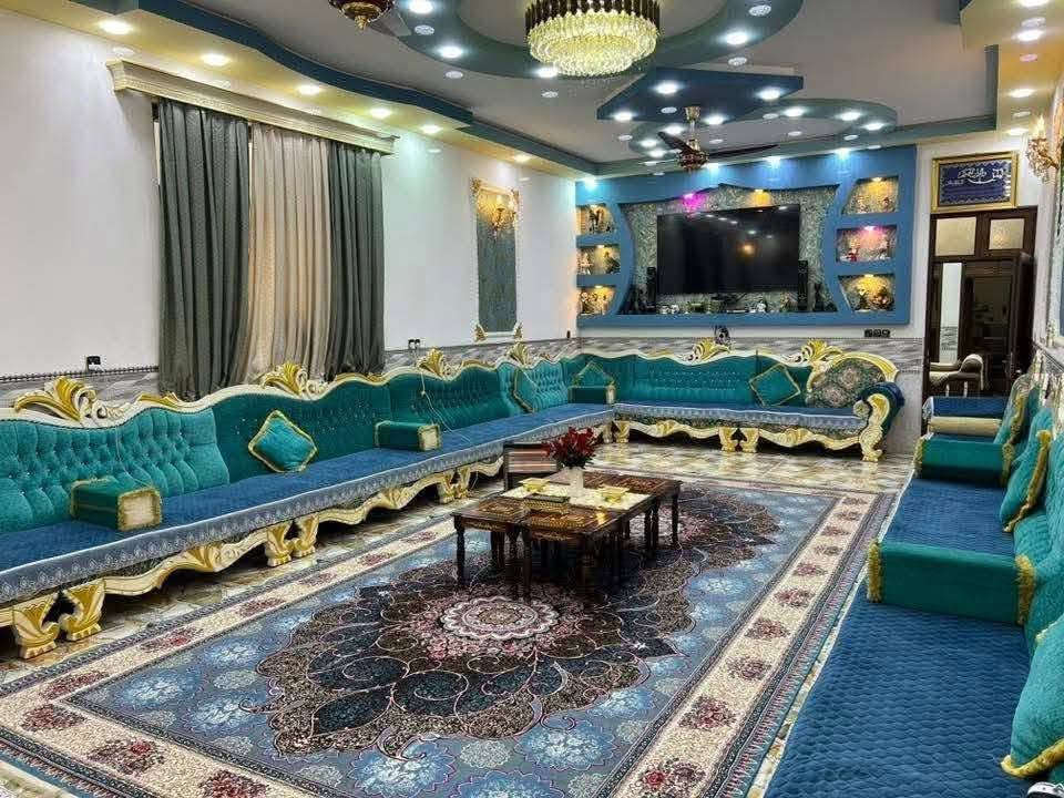 السلام عليكم بيت للبيع مساحه ٦٧٥متر تحويل بسم المشتري منطقه المراسمه خلف المشروع مجاور جامع الرقيب لسعر ٣٥٠وبي مجال بسيط الاتصال ***********رامي رامي الفراجي للعقار
