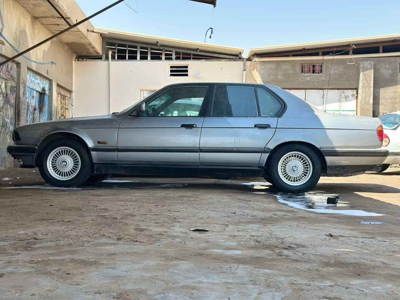 انتبه انتبه السياره عل وضع الشركة
سلام  عليكم للبيع BMW 735 موديل 1993 سياره فول موصفات فتح بل قماره مرايه شفط برده  خلفيه كهربيه سكليتر كهربي  سياره جاهزه كلشي شغال كهربائيات بلاد كله بلاد مكينه وكير كله جديد عل وضع الشركة السياره رقم بغداد نكليزي بسمي شرط التحويل 
 للاستفسار الاتصال على الرقم *********** مكان السياره العماره
