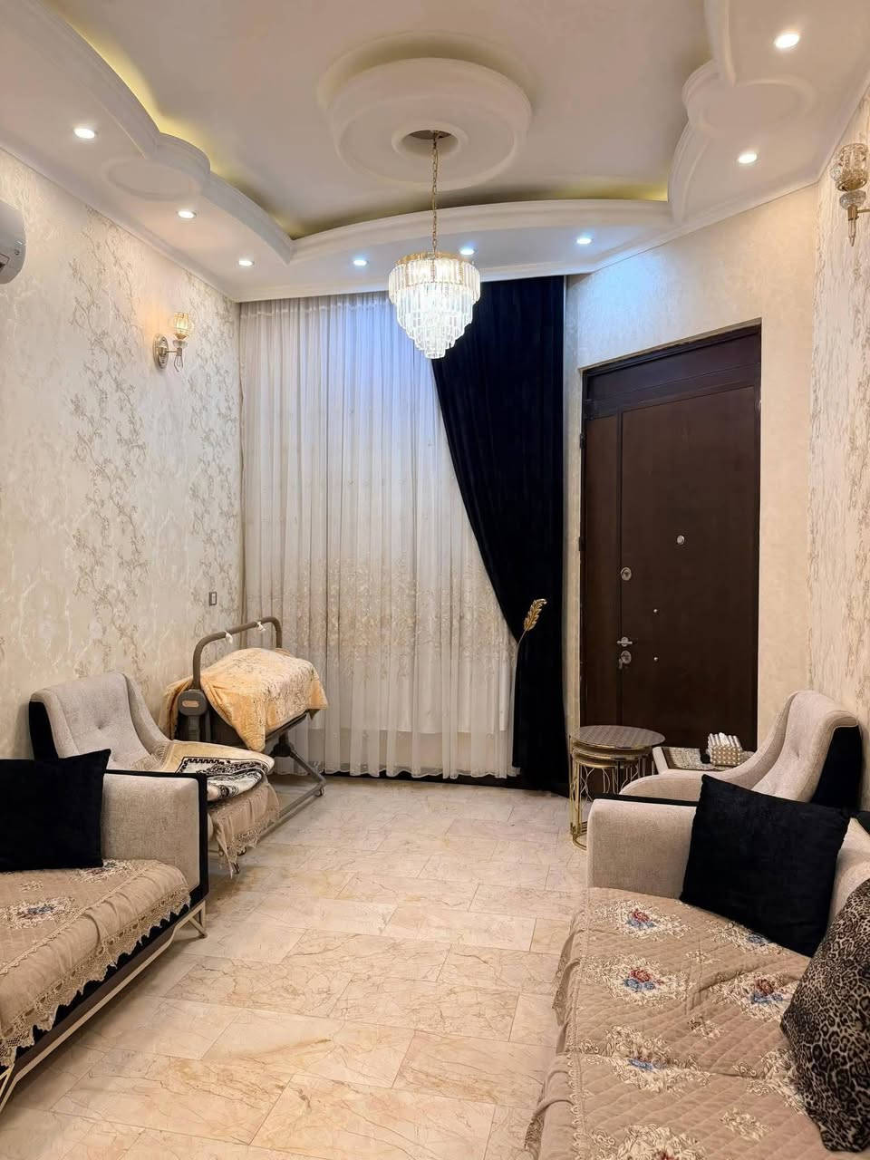 السلام عليكم من رخصت أخوية الأدمن للبيع للبيع للبيع بيت مساحة ٢٤٠ جديد درجة أولى واجة ٨م نزال ٣٠م بي كراج حديقة مدخلين مدخل مطبخ مدخل صالة جلسة ٢نوم وخدمات منوار اثنين طابق الثاني ٤نوم خدمات وجلسة طابق الثالث غرفة نوم وخدمات بيتونة وسطح الموقع القاهرة الظباط الفرع مقابيل المول القاهرة قريب كلية الإمام جعفر الصادق عرض الشارع ١٥م عرض الرصيف ٣م موقع جدا ممتاز أستفسار على رقم *********** البيت كله مرمر نظام كامرات سيراميك فول درجة أولى
