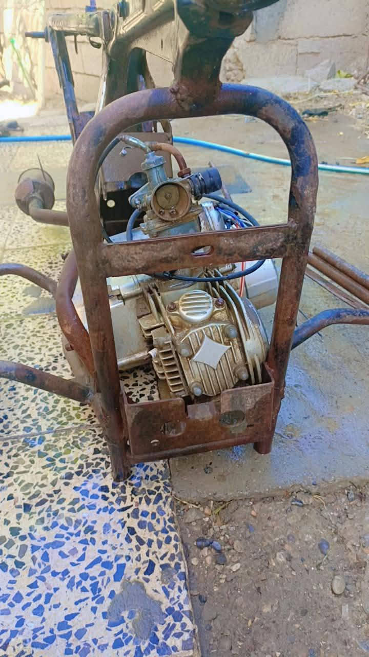 سلام عليكم شاصي ومحرك للبيع نضافة بس يراد غسل سلف لسعر 125بي مجال لمكان الاسود ما متواجد خاص لرقم /***********/
