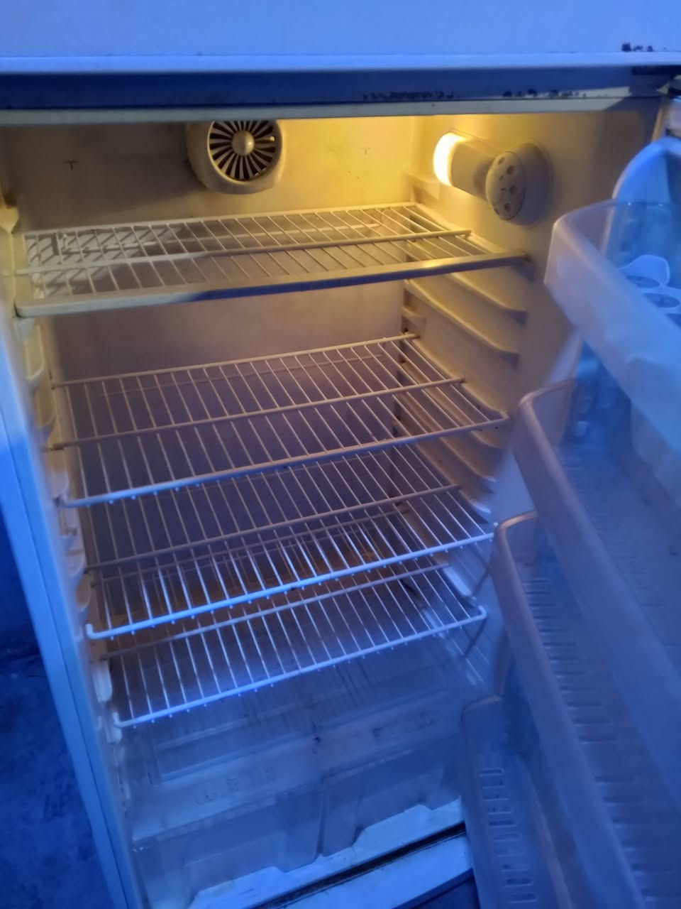 ثلاجه ارجلك شغاله شرط بس بيه عيب خياس بل باب واضح بل صوره لسعره 125 بيه مجال عنوان كركوك ***********
