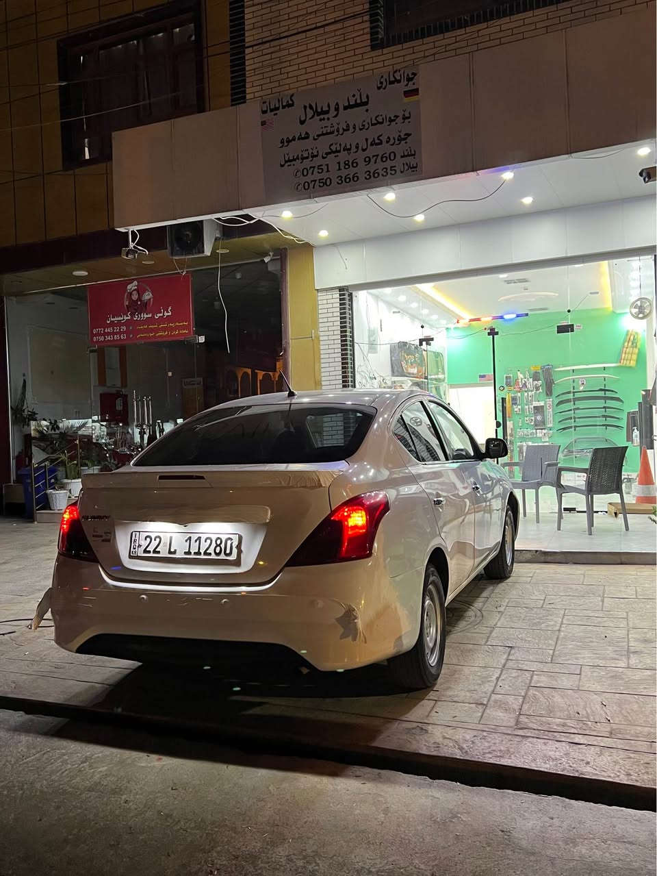 نیسان سەنی ٢٠١٩ 

سندوق و نیو چاملغ نیو دەرگا 
سبوغە بێ داخیلی
سەنەوی نوێیە تا ٢٠٣٠ بە ناوی خۆمە
تازە ڕونی گۆڕاوە ٤ تایەی نوێشی لەسەرە
سەیارەکە بێ مەسروفە 
نرخیشی ٩٥ وەرەقە و مەجالێکی برایانە
رەقەم *********** أربيل, العراق
