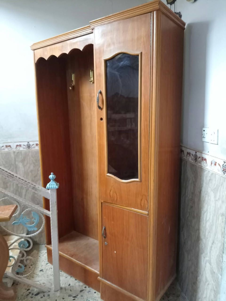 ميز تواليت • زاوية • تاج ناصي حرگ
