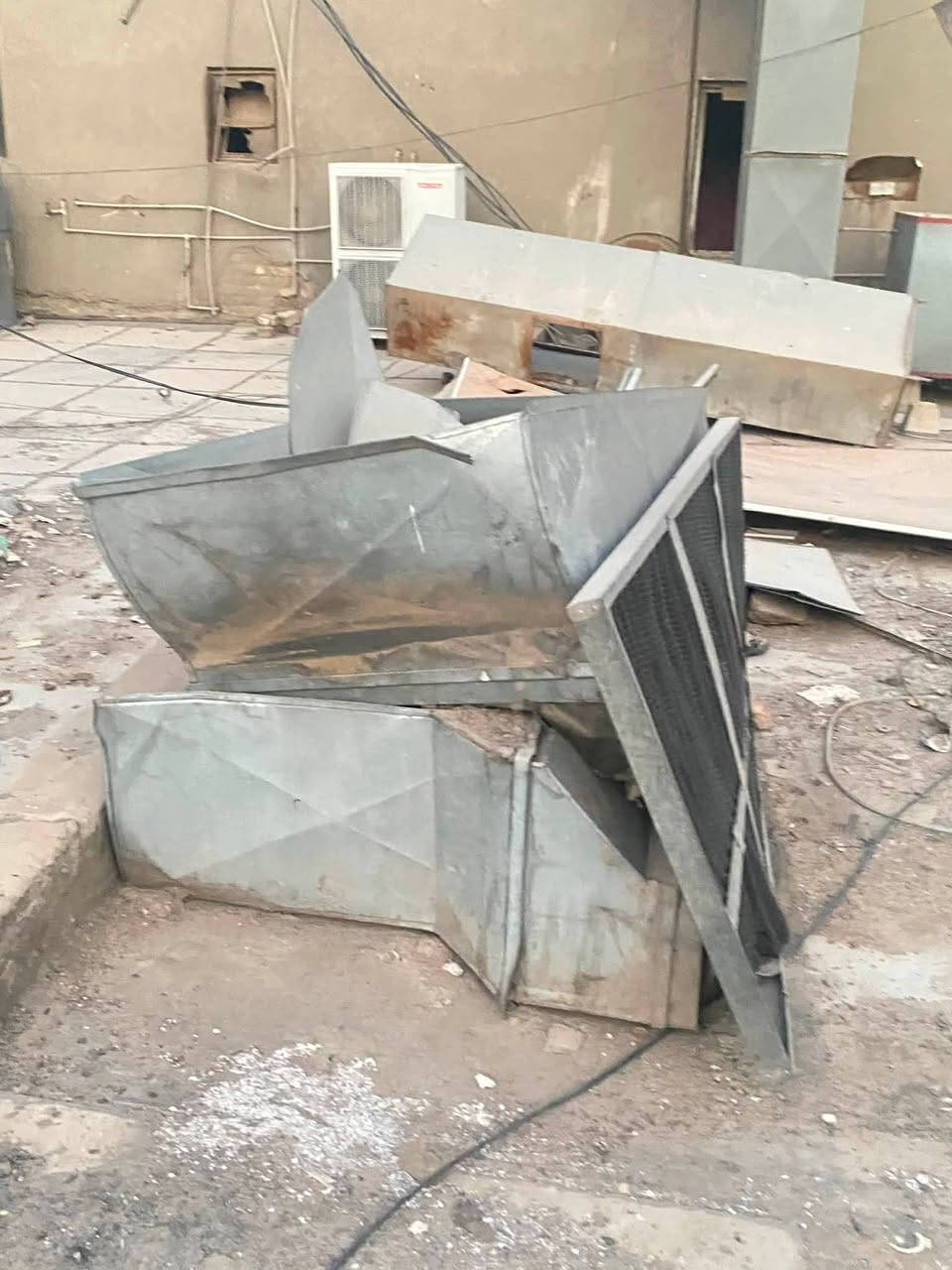 شلع قلع فقط الي بالصور ب 450الف وبيهن مجال حك جيتك عنوان بغداد كراده ***********

