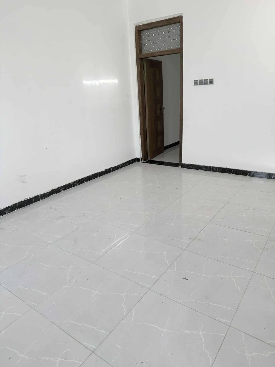 🏠 بيع مستعجل – بيت طابقين في الديوانية  الشافعية ــ  ثانوية ابن الهيثم
المساحة: 120 م واجهه ١٢ م
 الملكية: طابو صرف

🏡 مواصفات البيت:

🔹 الطابق الأول: غرفة + صالة + مطبخ + استقبال + حمام داخلي + صحيات
🔹 الطابق الثاني: غرفة + صالة + سطح
 البناء طابوق البيت نظيف وجاهز للسكن – أرضية جديدة بالكامل

 السعر: 60 مليون قابل للتفاوض . 
📍 الموقع: الديوانية – الشافعية – قرب ثانوية ابن الهيثم

📞 للاستفسار: ***********
       مكتب عقارات أرض الرصين

