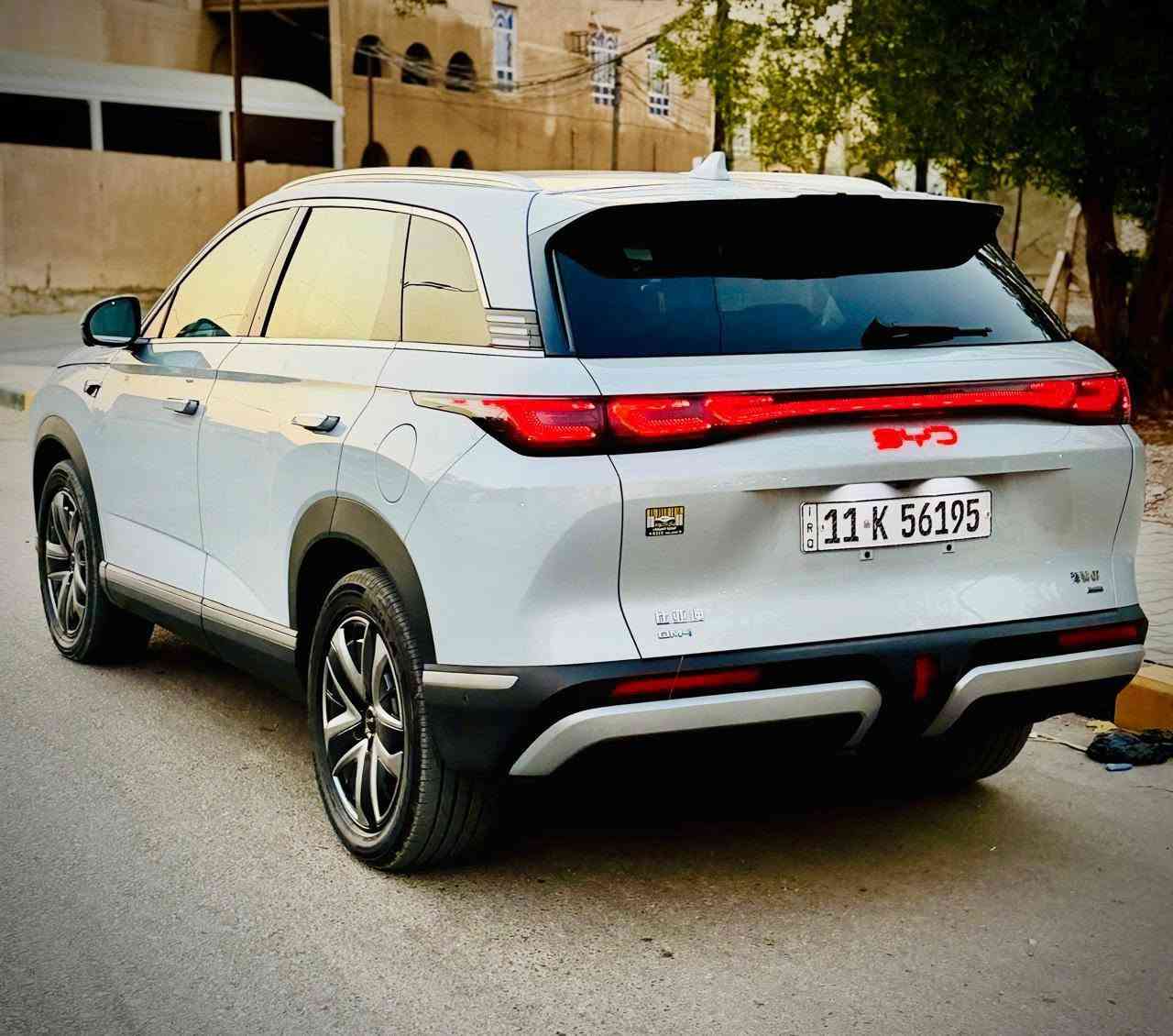 Byd Sealion 7  plug in haybrid 
بي واي دي سيلايون  ٧ 
اعلى من السيلايون  ٦ وجيل احدث 
لون ( سمنتي سموك ) وليس ابيض 
السيارة شحن + هايبرد 
رقم بغداد 
ماشية  5.000
السيارة مغلفة خارج ppf بسعر 1.200$
ابرز المواصفات:
🔹 مدى شحن البطاريه 150km حقيقي 
⭐ أبرز المواصفات:
دشبول اللوان متغيرة
• بانوراما كاملة
• 4 كشنات كهرباء✅️
• 4 كشنات تدفئة وتبريد✅️
• ذاكرة للكشنات الأمامية✅️
• مساج للكشنات الأمامية بـ 10 وضعيات
• كشنات جلد فاخر
• وضعيات قيادة متعددة
• مرايا مانع ضباب وقابلة للطي عند الرجوع
• تعتيم المرايا عند الإنارة القوية
• رادار أمامي وخلفي
• خرائط وNavigation
• شاشة كبيرة مع CarPlay
• رادار جانبي
• ⁠لايت دوار 
• 12 حساس
• ⁠كاميرات محطيه
• 13 كاميرا
• كاميرا لمراقبة السائق
• كاميرات تسجيل ومراقبة
• فتحة بانوراما ممتدة على طول السيارة
• ثلاجة + أوفن تسخين
• تحكم بالتبريد الخلفي
• شاحن Wireless بقوة 50W
• منفذين USB خلفي
• ⁠12سماعه BOS• ⁠
• نظام تنقية هواء السيارة
• نظام تعطير السيارة
• تنقية وتعطير الهواء حتى بعد قفل السيارة
• ويل قياس 20
• قيادة ذاتية
• Auto Hold
• Auto Stop
•• Auto Park
تطعيم الداخل قماش الكنتارا 
مما يجعلها بشكل انيق جدا
• ⁠• ومواصفات إضافية كثيرة
***********📞
📱 متوفر واتساب
