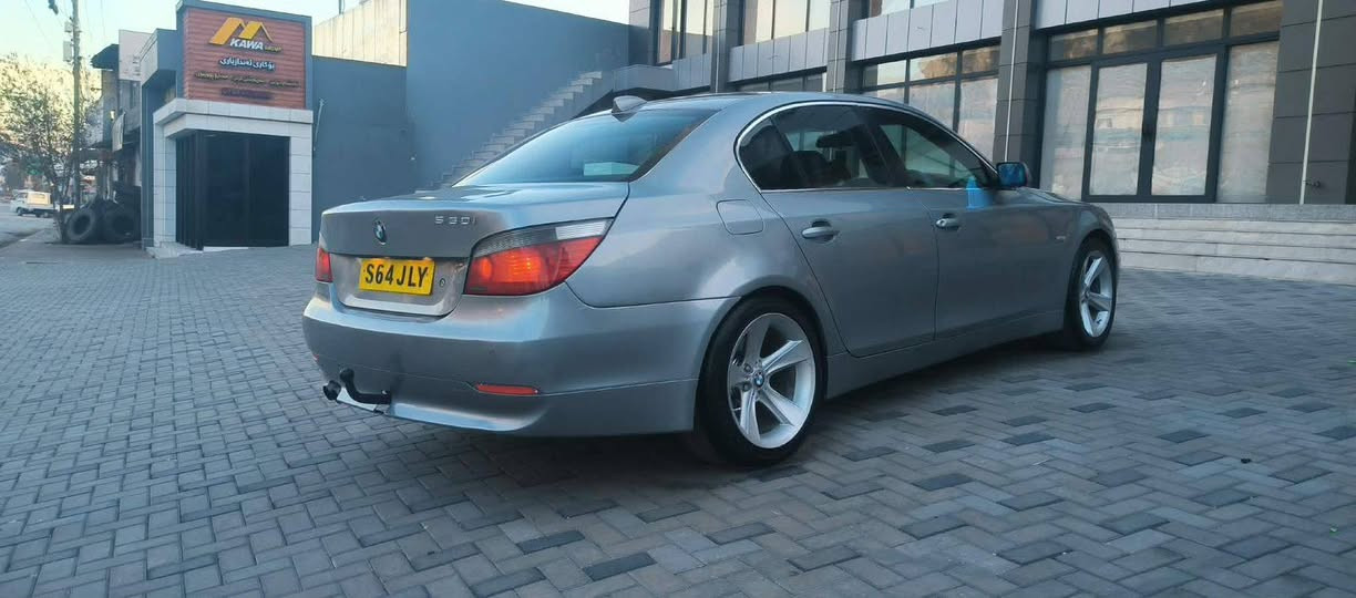 سەرەتا بەناوی خوا
BMW 530i  e60نوزل کورت چاوبرۆ
سەیارەکە 2004 مەنەفیسی ئەسلی خۆی لەگەلایە 
سەیارەکە لۆک لۆکە هەتا بڵێی جوان و تازەیە لە ناوەوە و لەدەرەوەش ، زوریش بەقەوەتە
ناو رەش جلد تەبرید ساردو کەرم بەشەرت
ئاوینەی دژە فولە
جوار جام کارەبایە
گێری توماتیکو عادیە ،سوکان کارەبا
گێڕ و مەکینە و کارەبای و ئەکسڵ هەمو بەشەرت
سەیارەکە نیو حیزامی بەریتانیایە سەقفی بەشەرت.
نرخی 45  مەعامەلە
شوێن :کەلار
ژ.مۆبایل:***********
