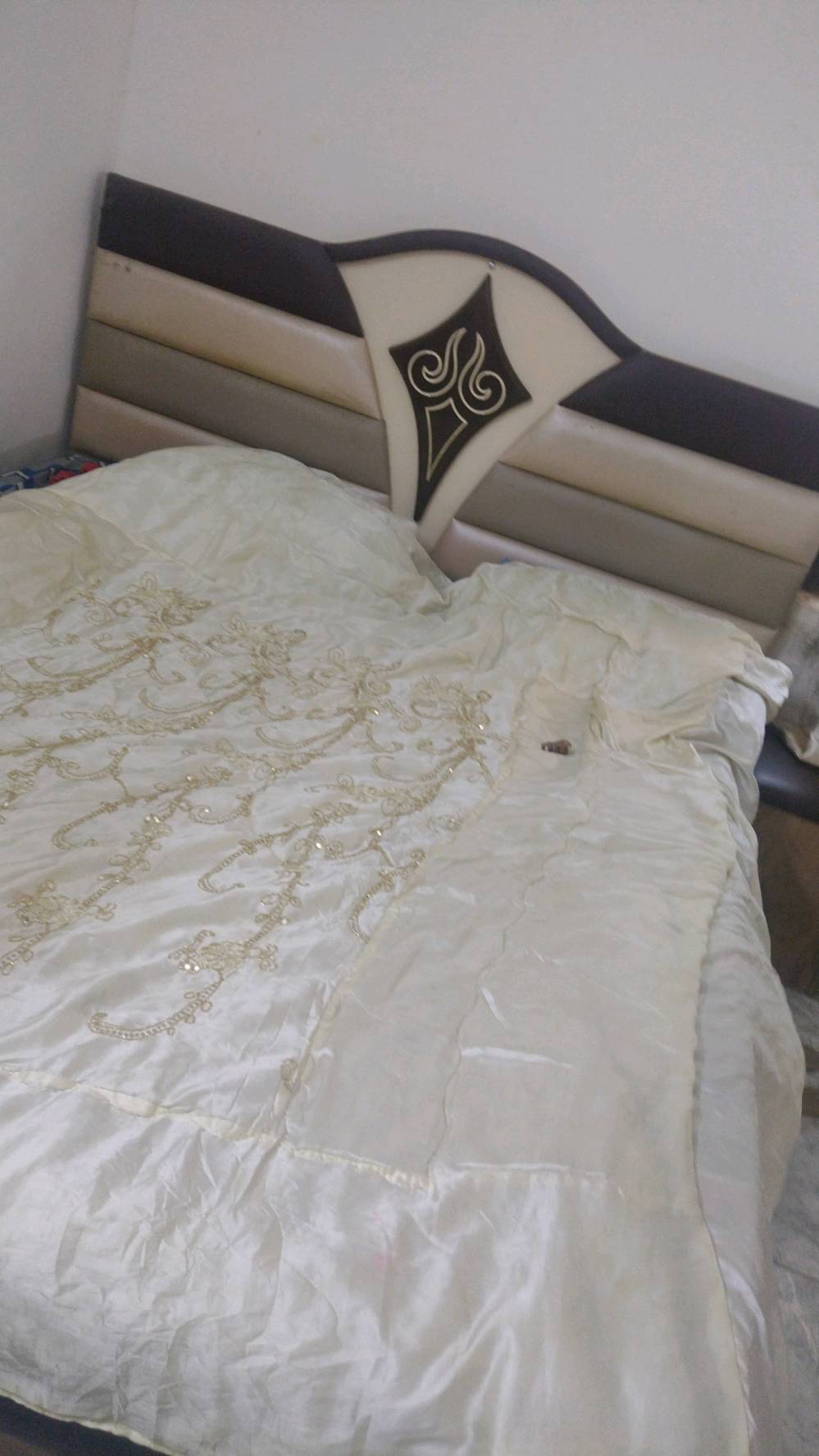 غرفةة نوم للبيع  6 قطع تركي باب اول سلايد ماخذتها 4 ملاين اريدها 700 وبيها مجال بسيط للشراي العنوان المحموديه حي البلال