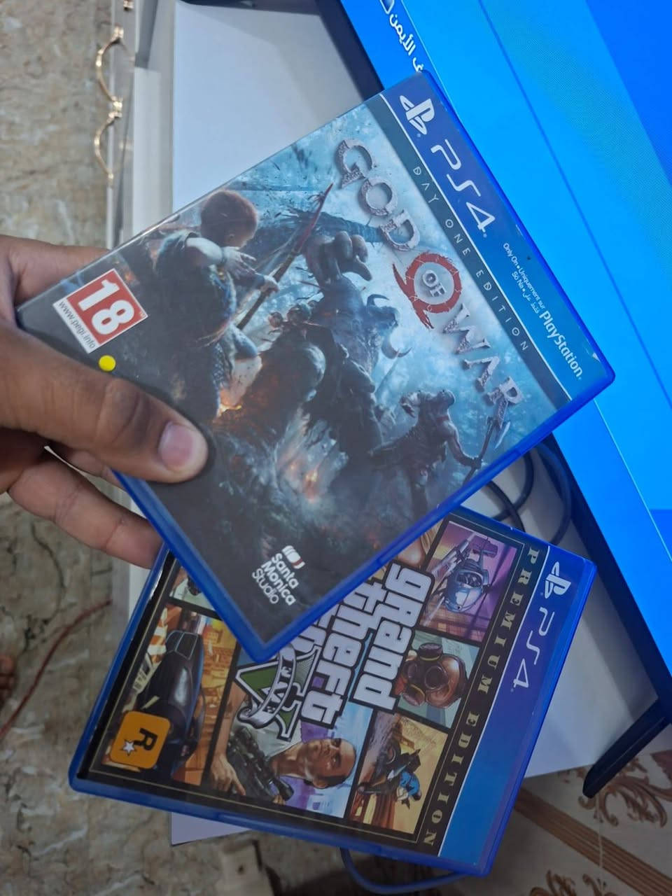 للبيع: بلاي ستيشن 4 سليم (PS4 Slim) بحالة ممتازة - كربلاء
​جهاز بلاي ستيشن 4 سليم (لون أسود، سعة 500 جيجا) للبيع. الجهاز بحالة ممتازة، نظيف جداً، لم يسبق فتحه أو صيانته (الختم الأصلي موجود كما في الصورة).
​المميزات والإضافات:
​يدتين تحكم: يد أصلية مع الجهاز، ويد تحكم احترافية بتصميم خاص "بلاك اوبس" (كما هو موضح في الصور).
​ألعاب رائعة: محمل عليه مجموعة من أشهر الألعاب الرقمية المميزة (الغير متوفرة للتحميل المجاني على النت)، بما في ذلك:
​God of War 4
​Grand Theft Auto V (GTA V) - Premium Edition
​Resident Evil Revelations 2
​Little Nightmares
Roblox 
​وغيرها الكثير من الألعاب المثبتة على الجهاز.
​شاحن وجميع الملحقات: يأتي مع كافة أسلاكه، بالإضافة إلى شاحن يد التحكم السريع (Dock) في علبته .
​كرتون الجهاز: متوفر وبحالة جيدة جداً.
​السعر: 300,000 دينار عراقي (ثلاثمائة ألف دينار). السعر قابل للتفاوض البسيط للجادين.
​المكان: كربلاء - الحسينية - العطيشي.
​طريقة التواصل:
للراغبين بالشراء، يرجى التواصل حصراً عبر واتساب على الرقم التالي أو الاتصال مباشرة:
📞 ***********
