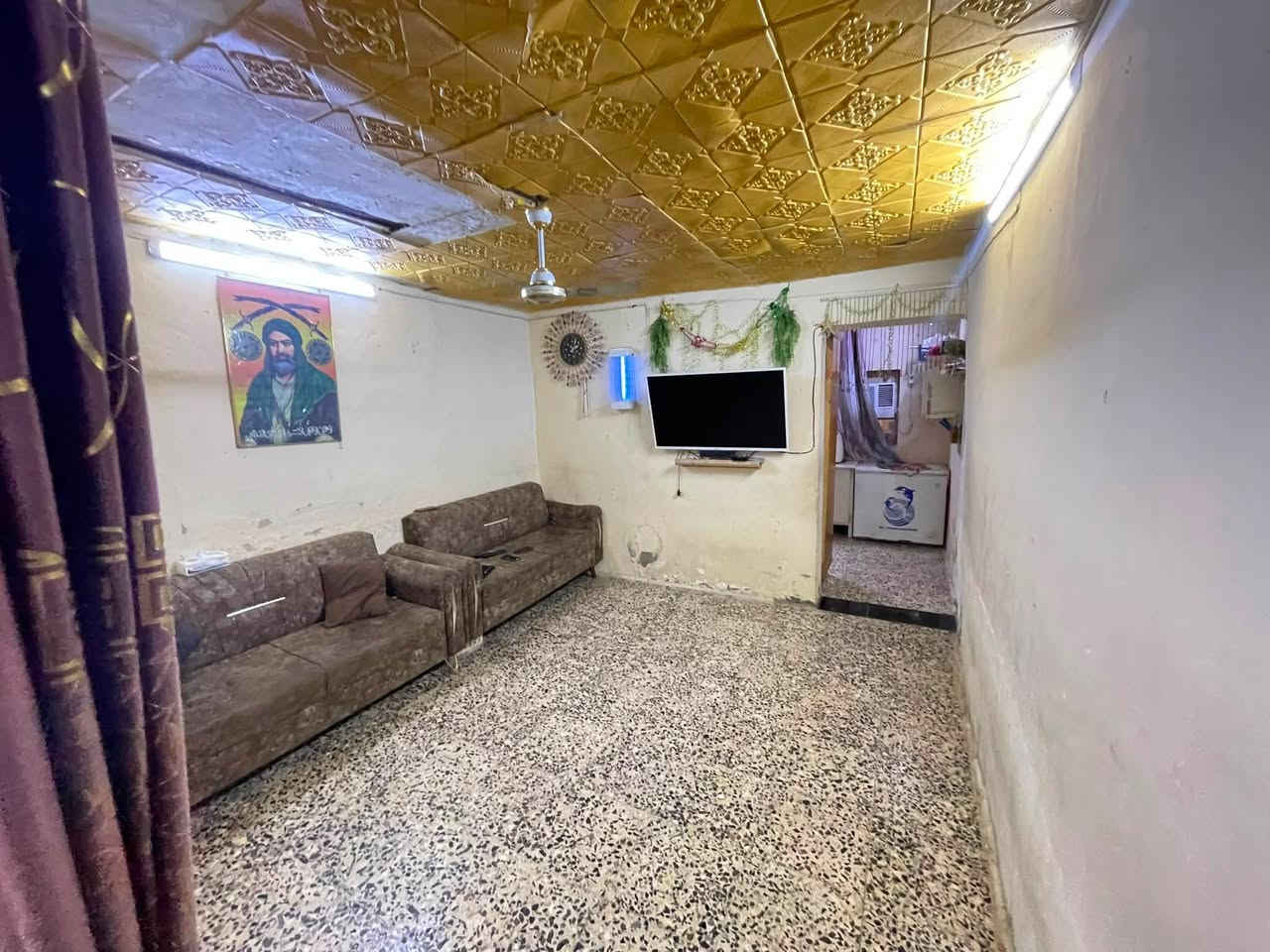 سلام عليكم نصف قطعه للبيع الموقع مدينه الصدر قطاع 52  محتويات المنزل يتكون من حوش وحمام وتواليت ومطبخ بل حوش هذني نوب استقبال معزوله وصاله وغرفه وترك وفوك غرفه وحده هاذه كل محتويات البيت عكاده سعر 118 وبي مجال وخادم للطيبين رقم ***********
